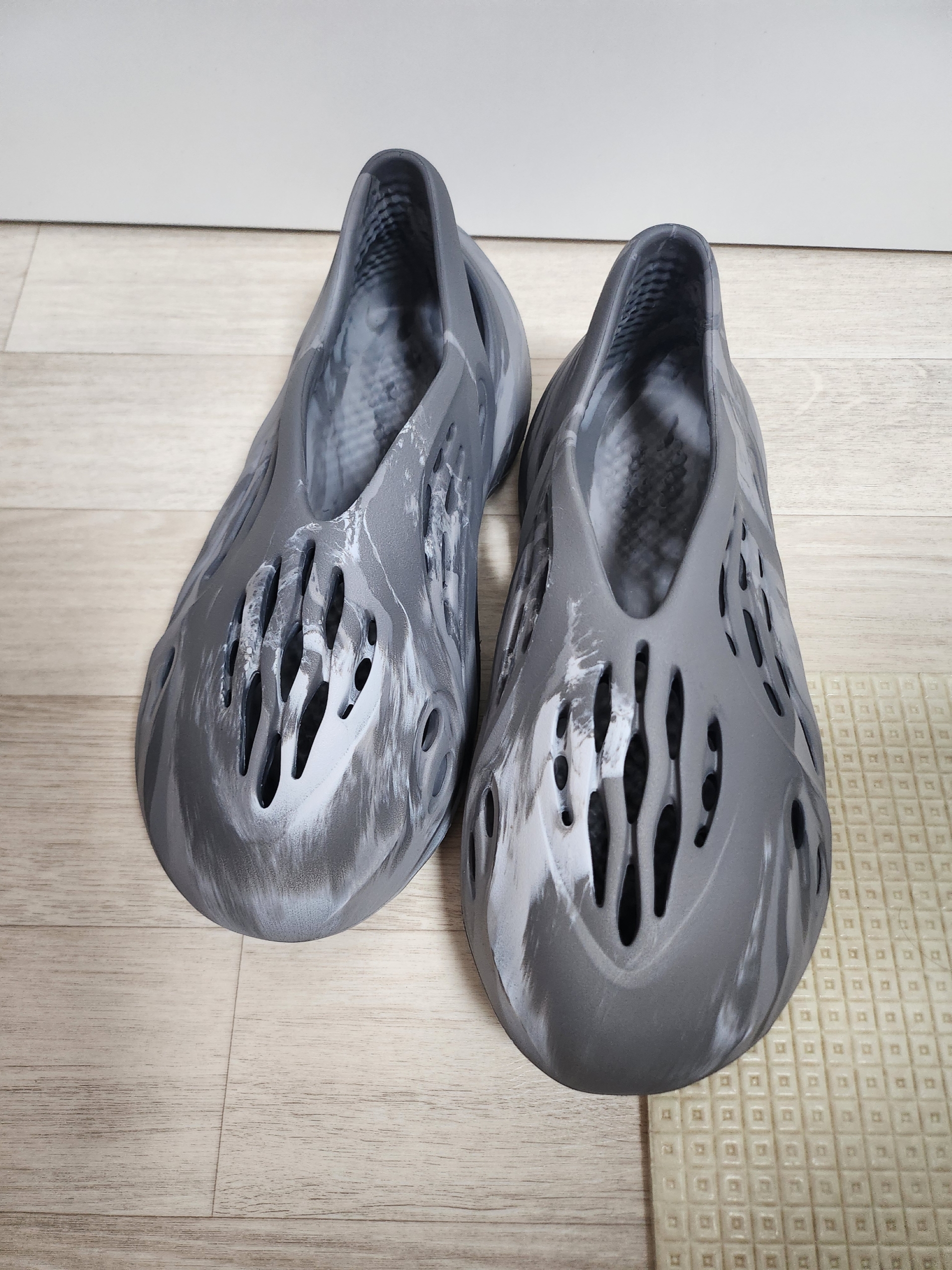 Adidas Yeezy Foam RNNR MX Granite 착용 스타일