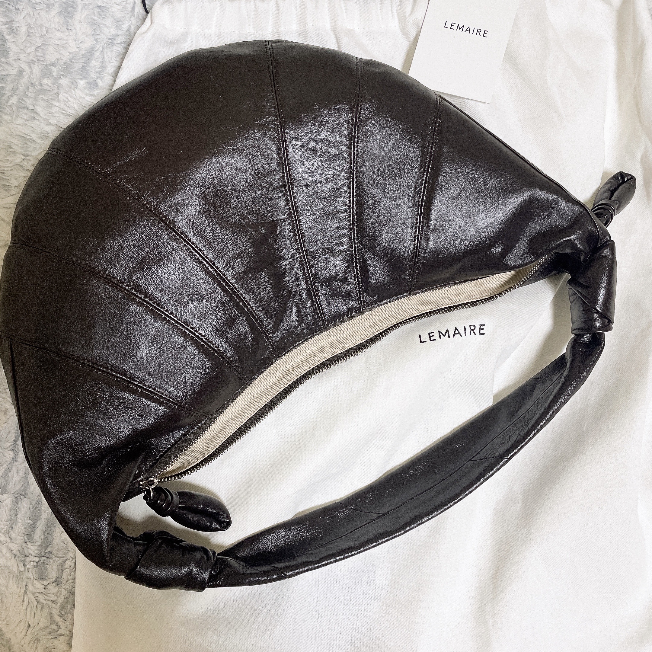 Lemaire Fortune Croissant Bag Soft Nappa Leather Dark Chocolate 착용 스타일 - 1