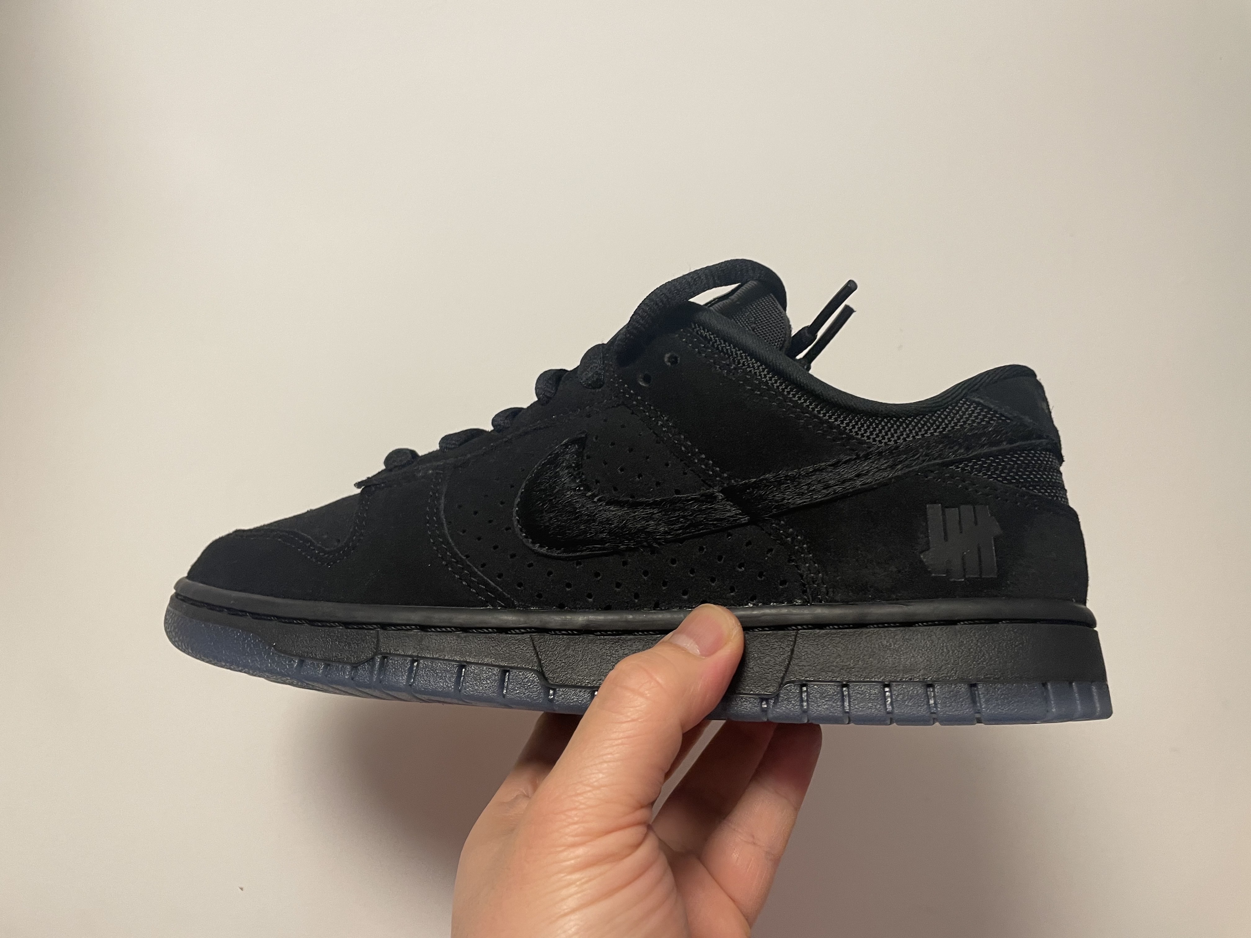 Nike x Undefeated Dunk Low SP 5 On It Black 착용 스타일 - 1