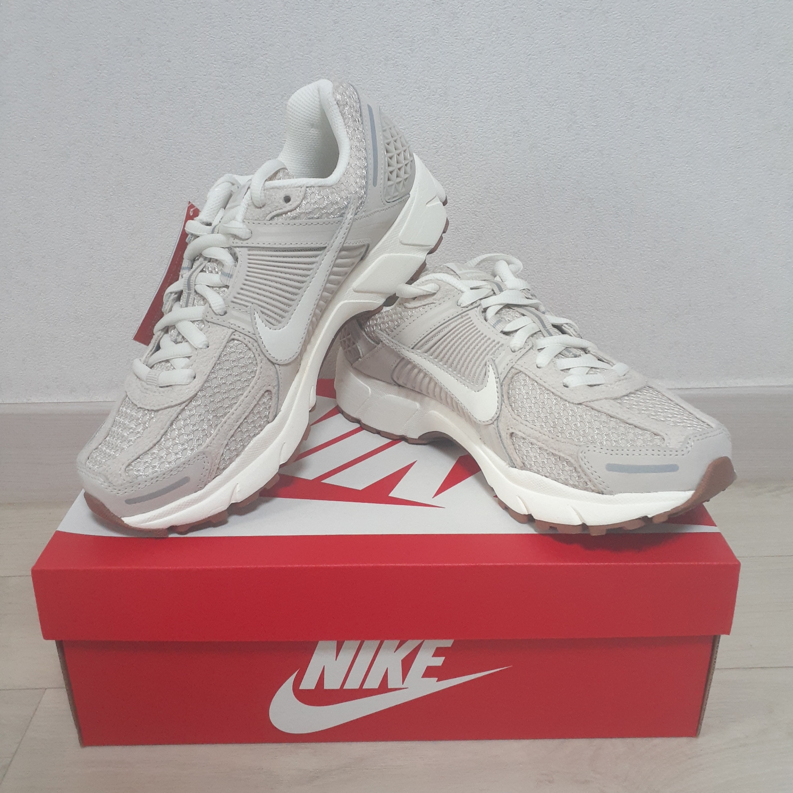 (W) Nike Zoom Vomero 5 Light Orewood Brown 착용 스타일