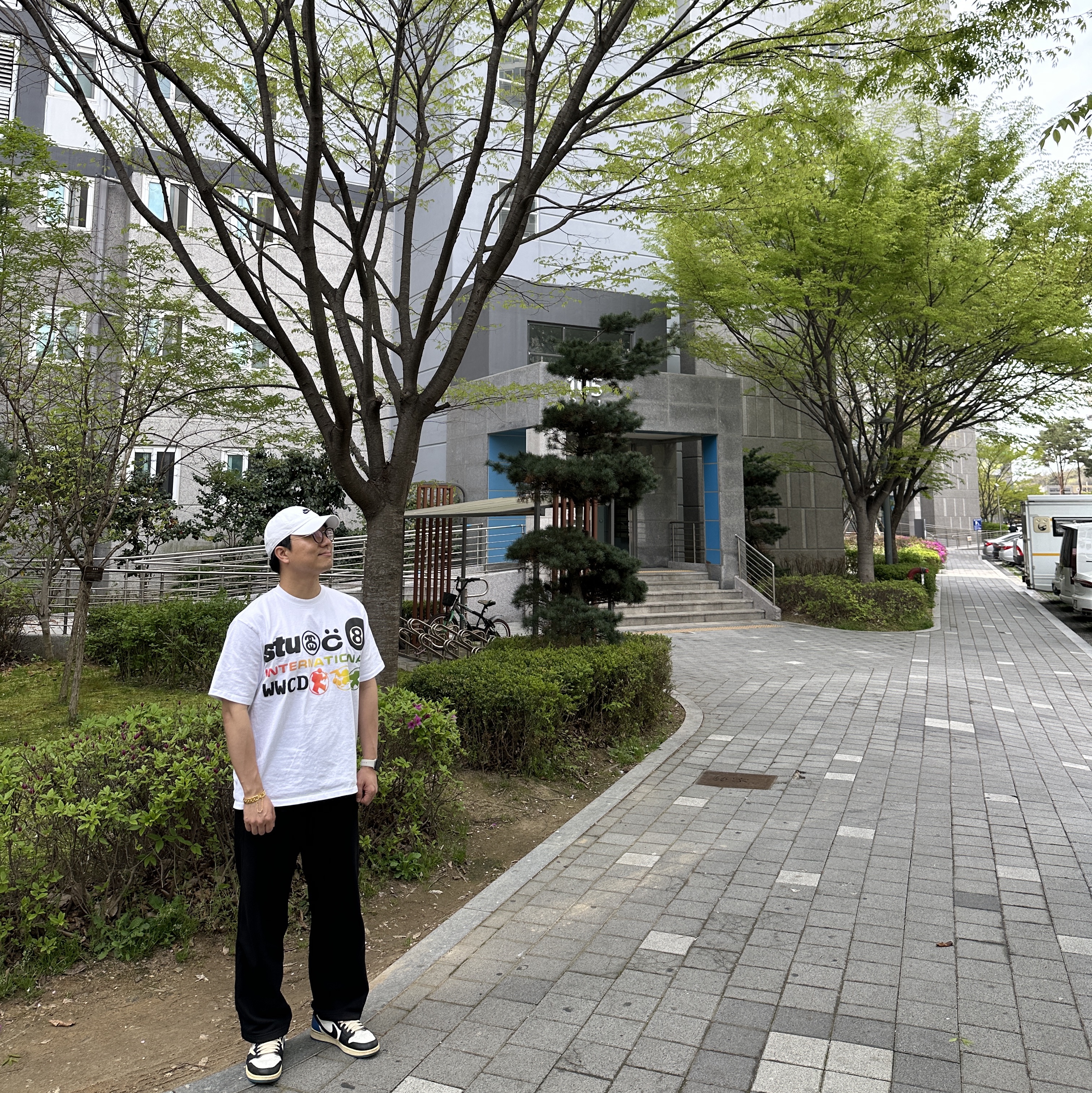 Stussy x Cactus Plant Flea Market International T-Shirt White, Jordan 1 x Travis Scott x Fragment Retro Low OG SP Military Blue 착용 스타일 - 1