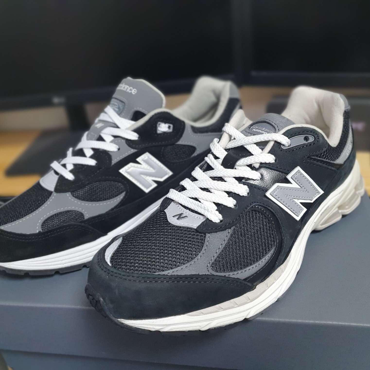 New Balance 992 Made in USA Black Grey, New Balance 2002R Premium Vintage Black 착용 스타일 - 2