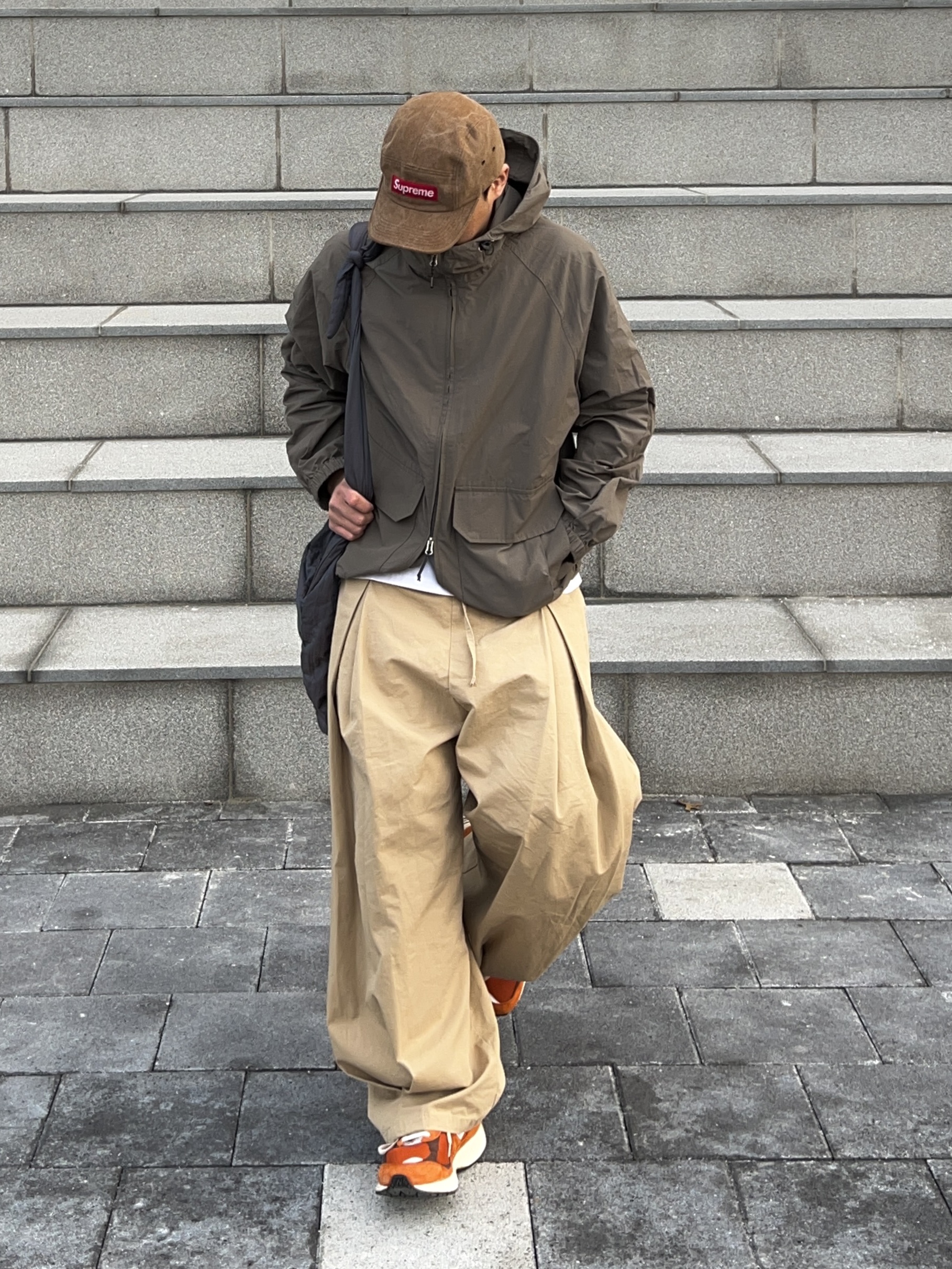 New Balance 2002R Rust Oxide 착용 스타일 - 1