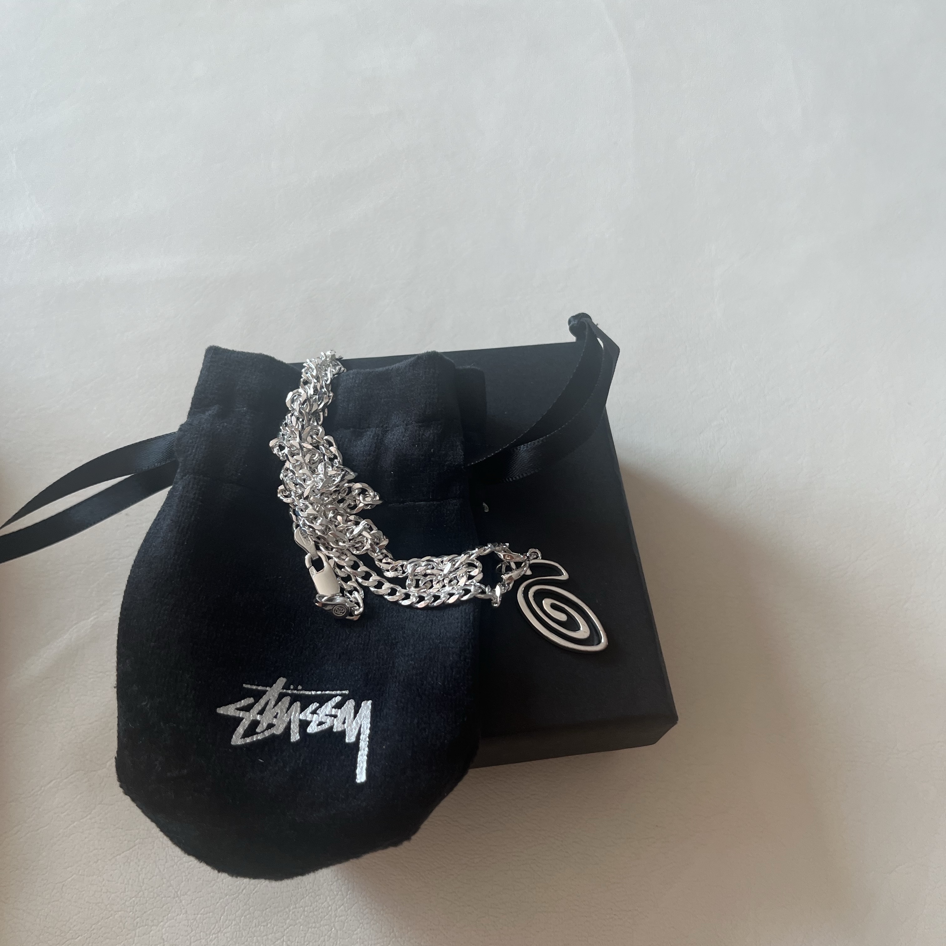 Stussy Swirly S Chain Sterling Silver 착용 스타일 - 1