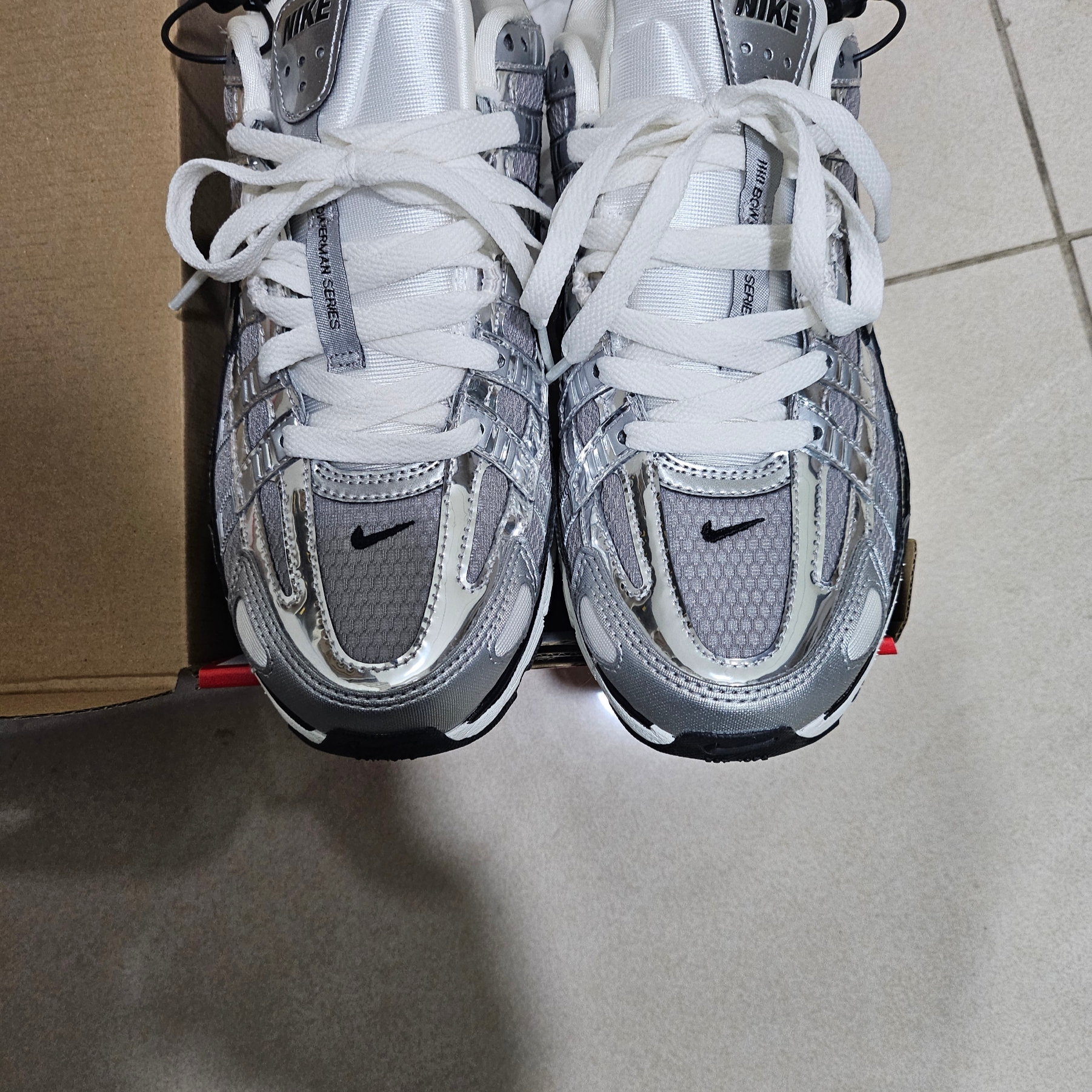 Nike P-6000 Metallic Silver 착용 스타일 - 2