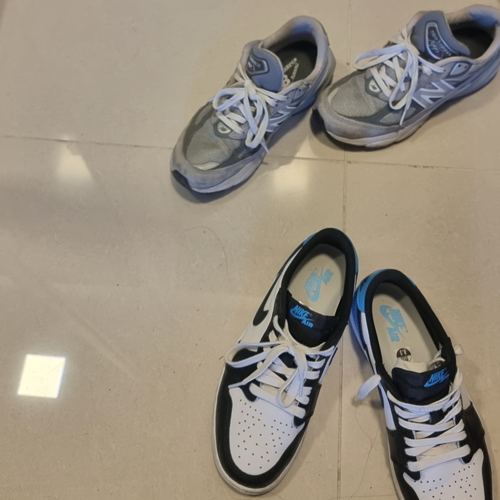 Jordan 1 Retro Low OG Black and Dark Powder Blue, (W) New Balance 990v6 Made in USA Grey - D Wide 착용 스타일