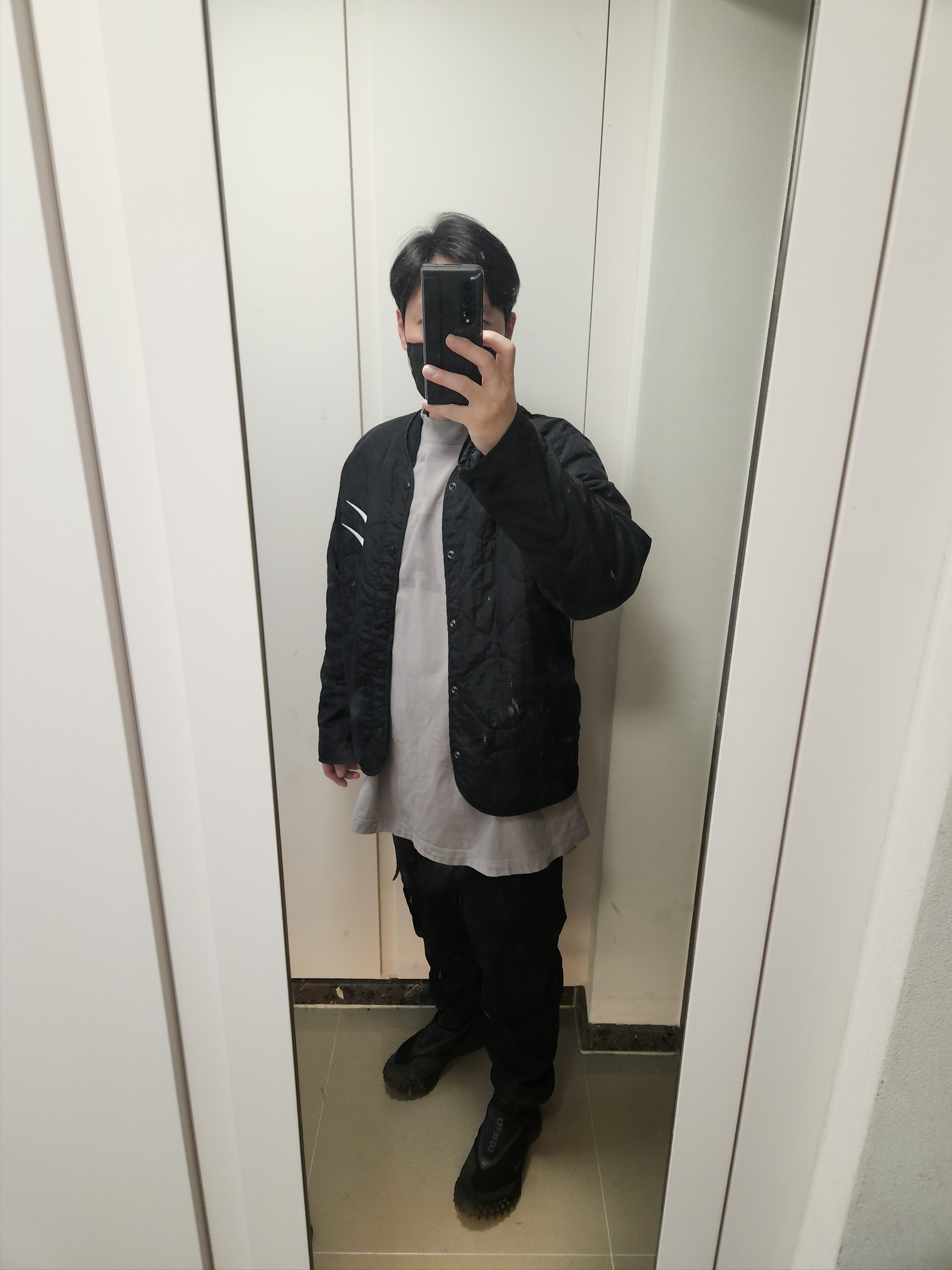 Nike ACG Mountain Fly Gore-Tex Black and Dark Grey, Yeezy Gap Engineered By Balenciaga Dove 3/4 Sleeve T-Shirt Grey 착용 스타일