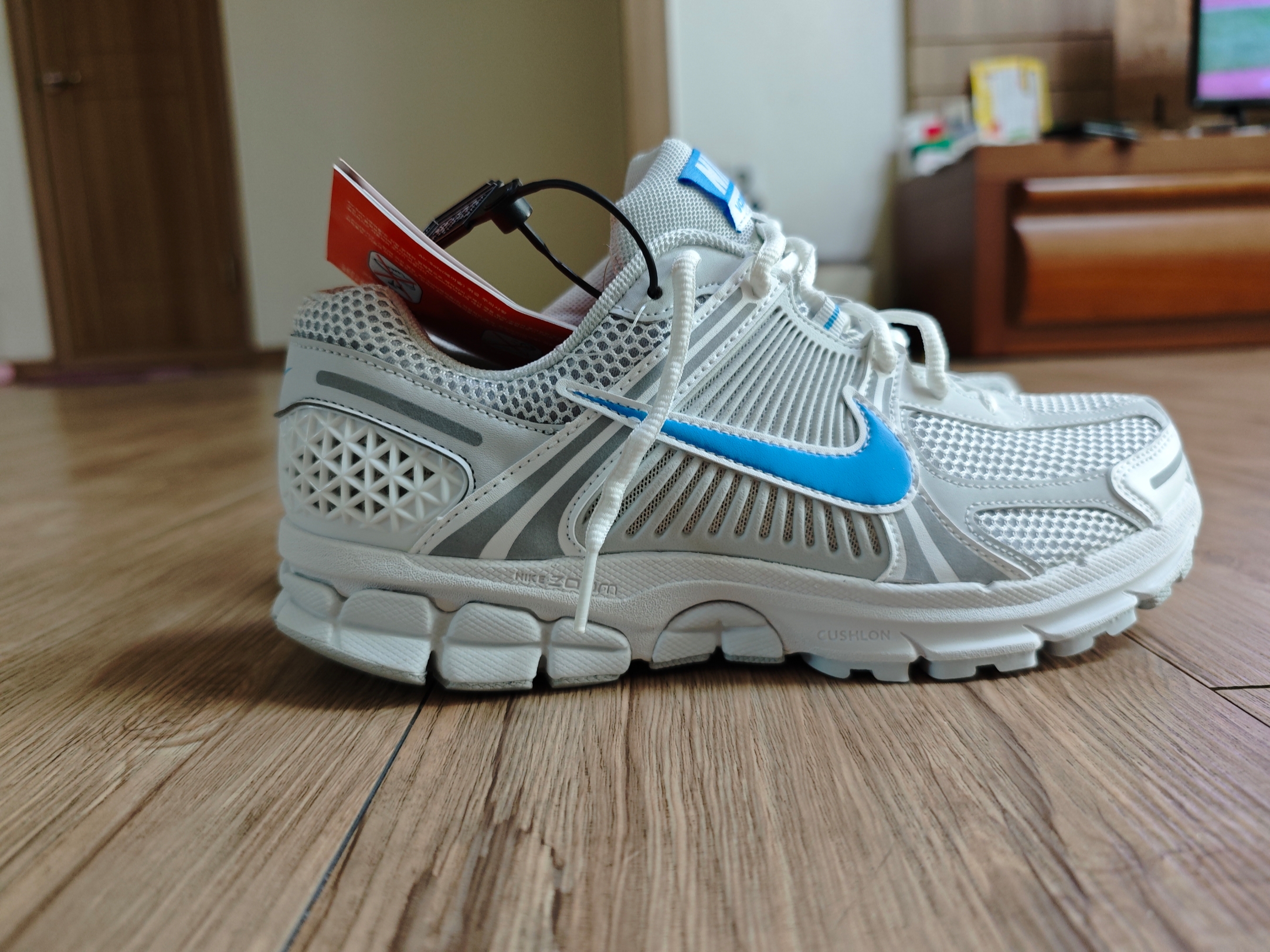 Nike Zoom Vomero 5 Photon Dust and University Blue 착용 스타일 - 1