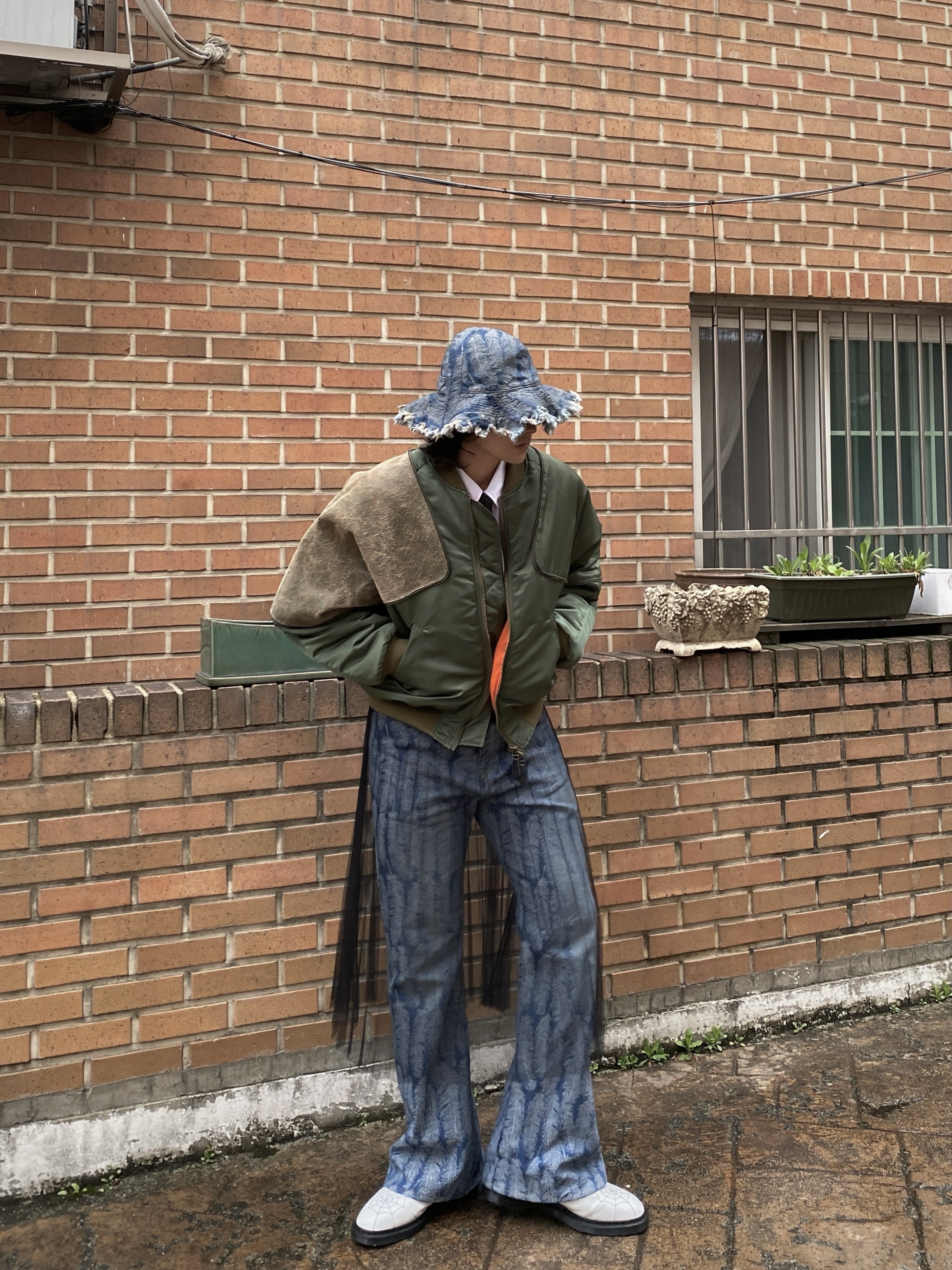 Dr. Martens x Supreme Spiderweb 3-Eye Shoe White, Kapital Ma-1 Nylon X Crack Leather Siamese Bomber Jacket Khaki 착용 스타일 - 4