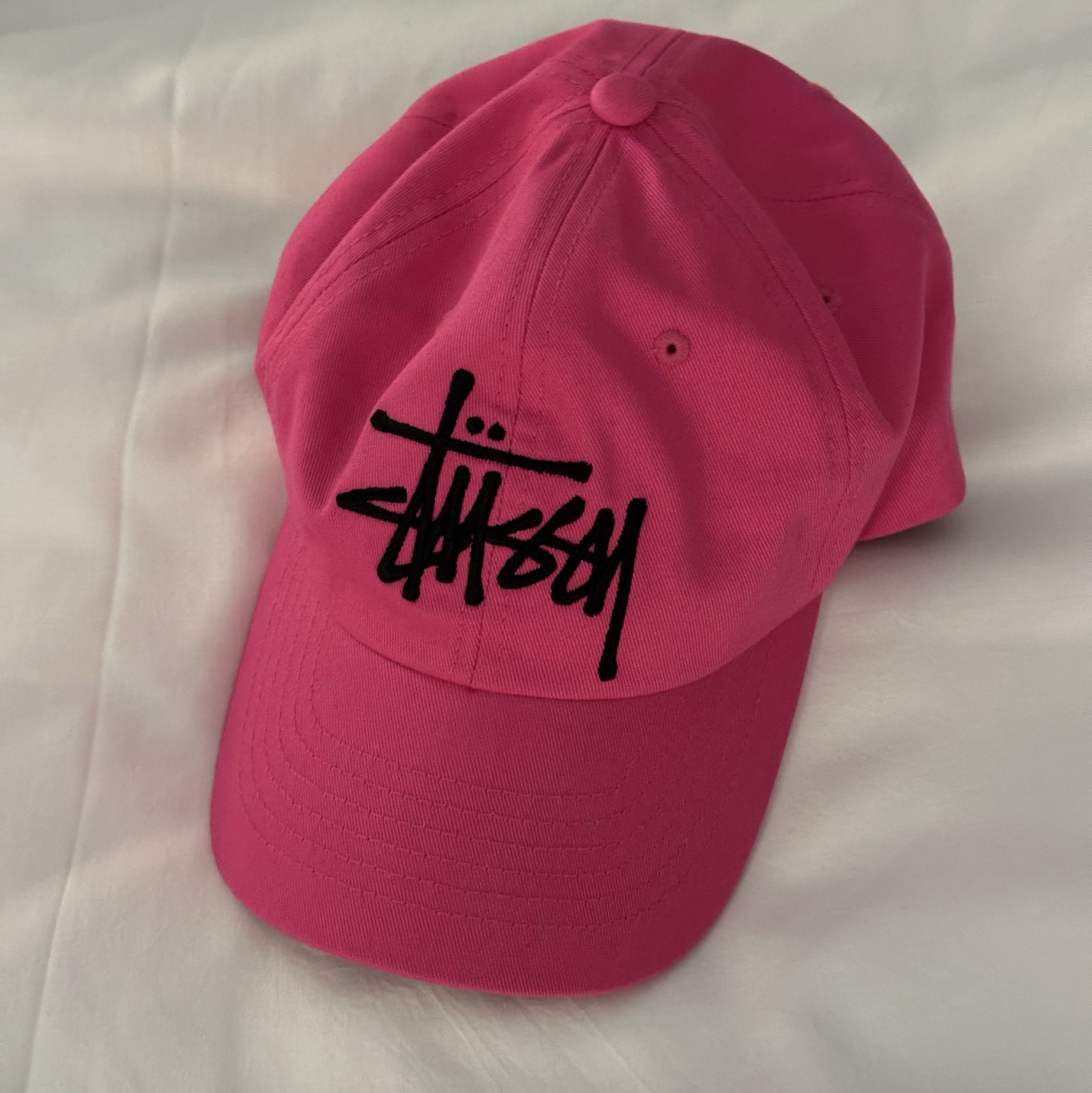 Stussy Low Profile Big Basic Snapback Pink 착용 스타일
