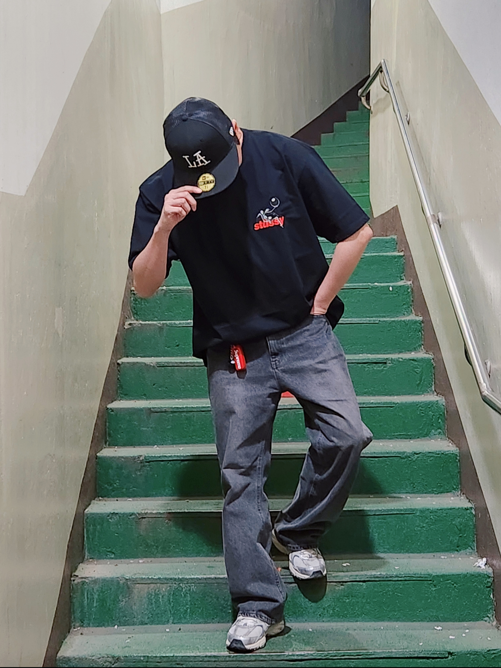 Stussy Apocalypse T-Shirt Black, Stussy LA Mesh Back New Era Cap Black 착용 스타일 - 2