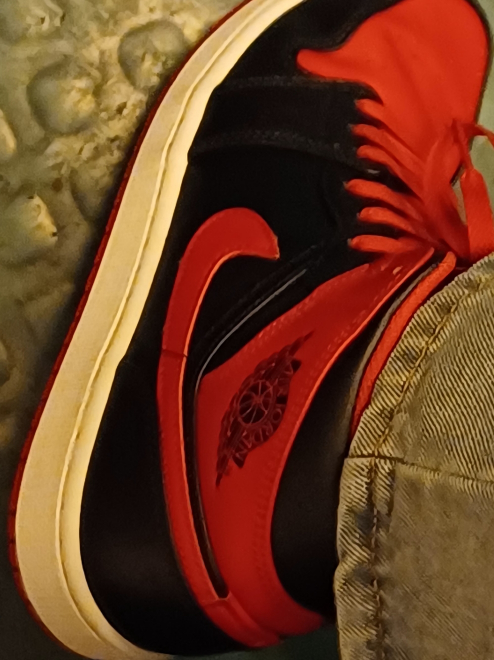 Jordan 1 Mid Black Fire Red 착용 스타일 - 1