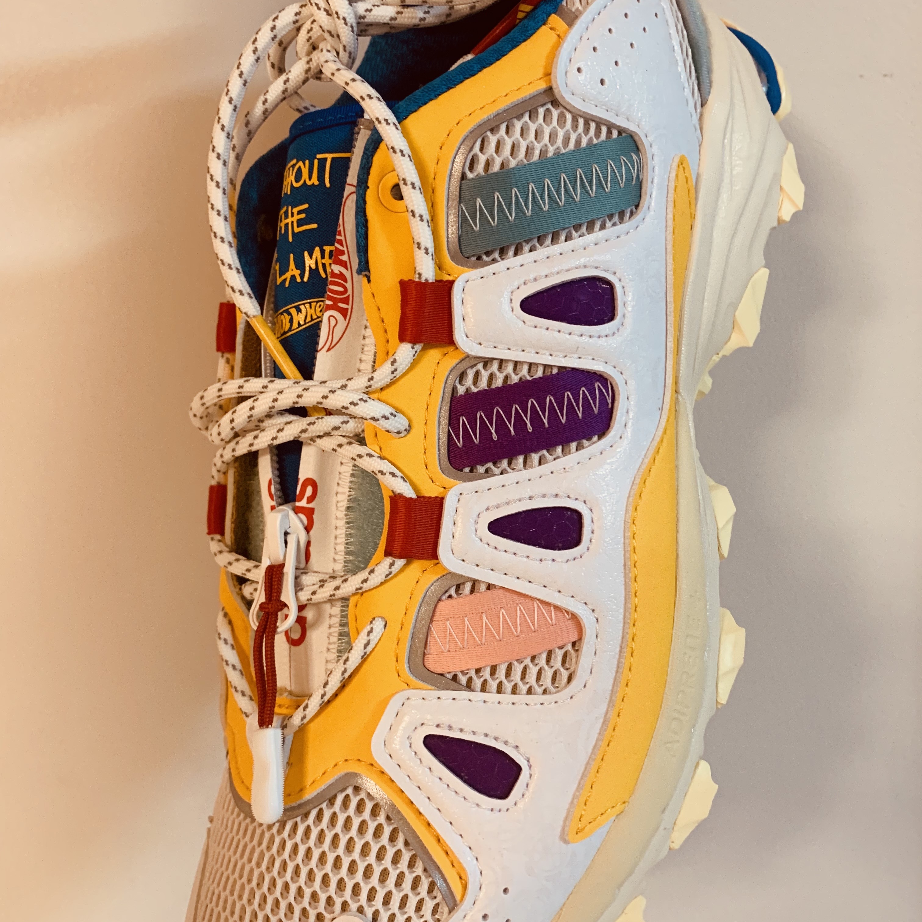 Adidas x Sean Wotherspoon x Hot Wheels Superturf Adventure White Bold Gold 착용 스타일