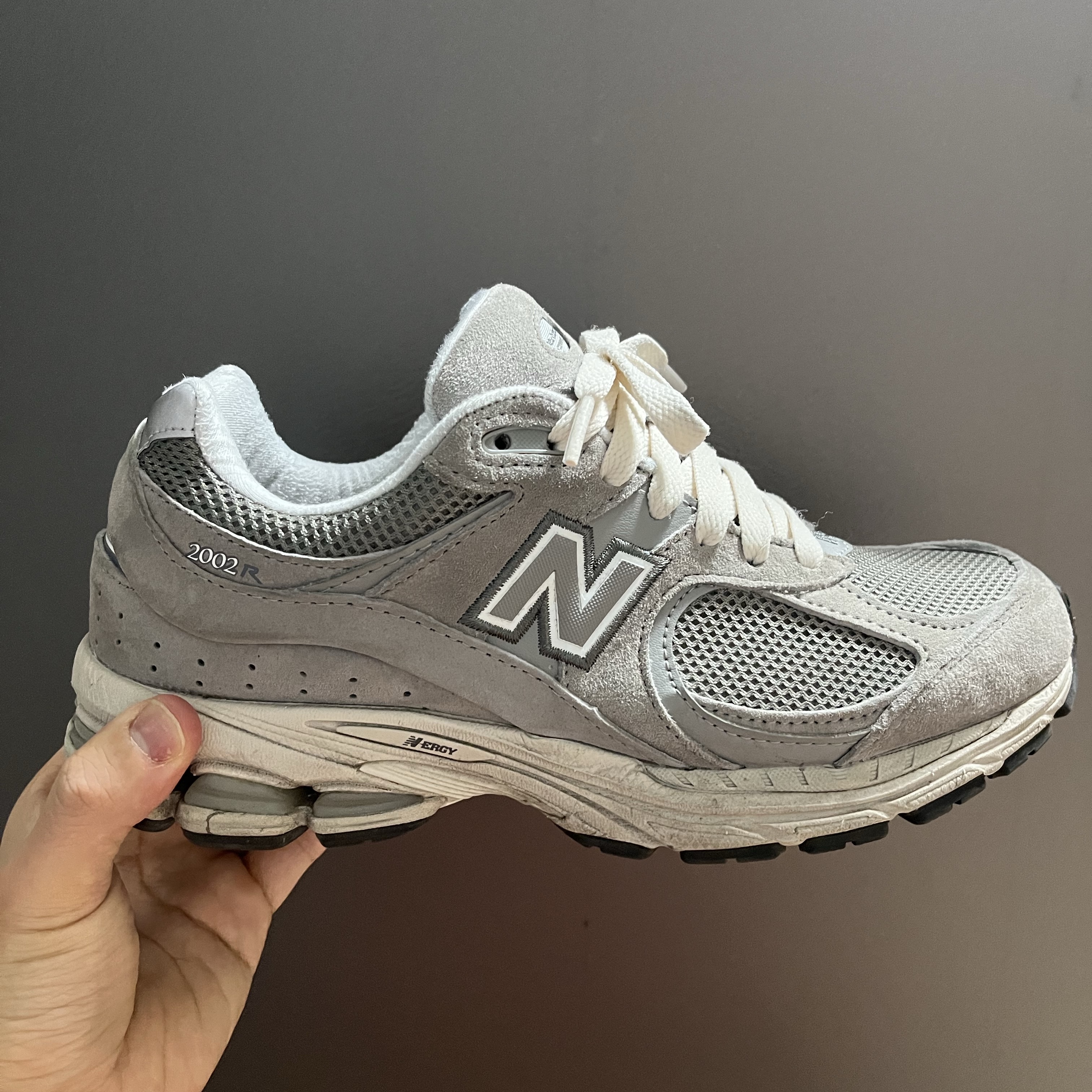 New Balance 2002R Grey 착용 스타일