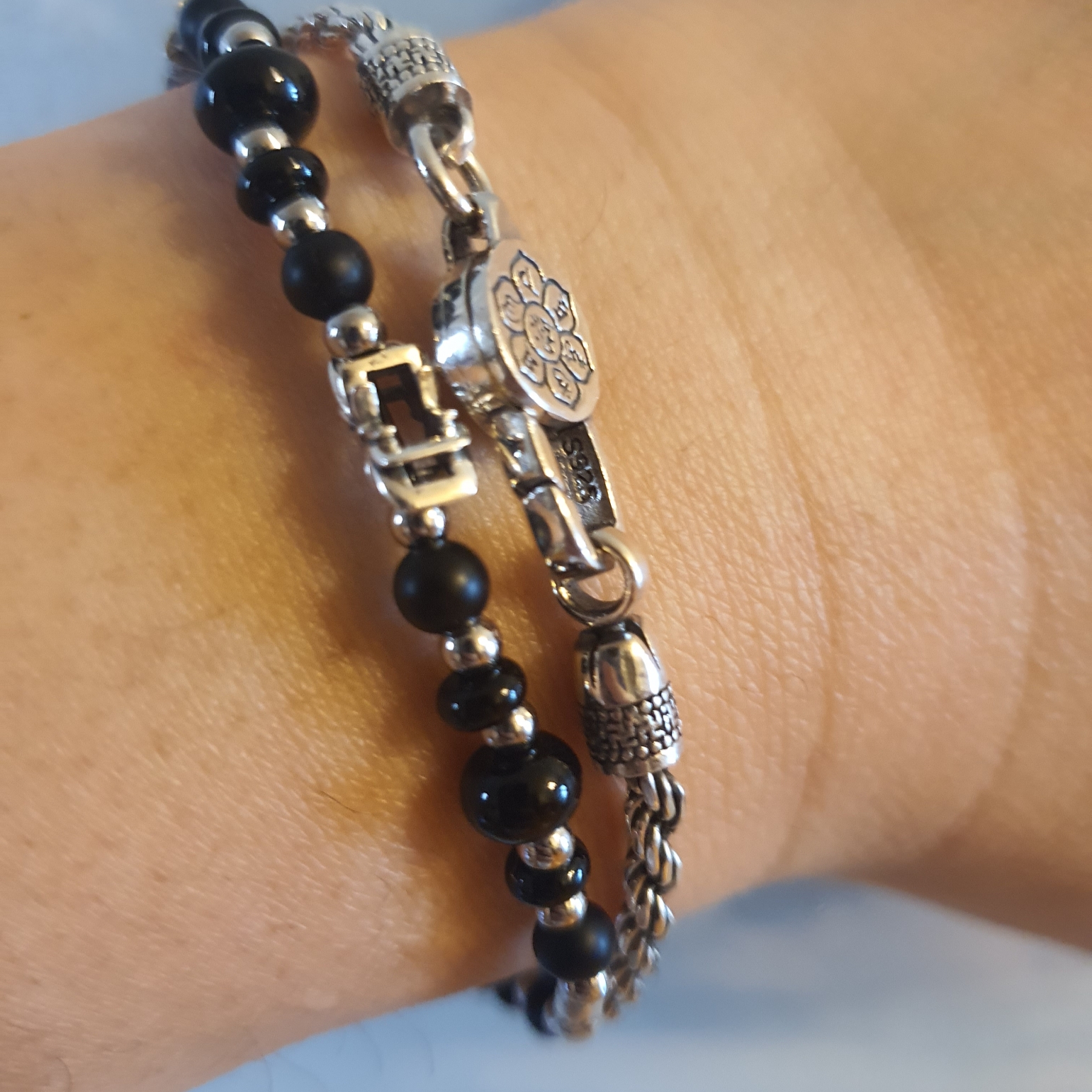 Scudo Garden Karen Beads Bracelet Black 착용 스타일 - 2