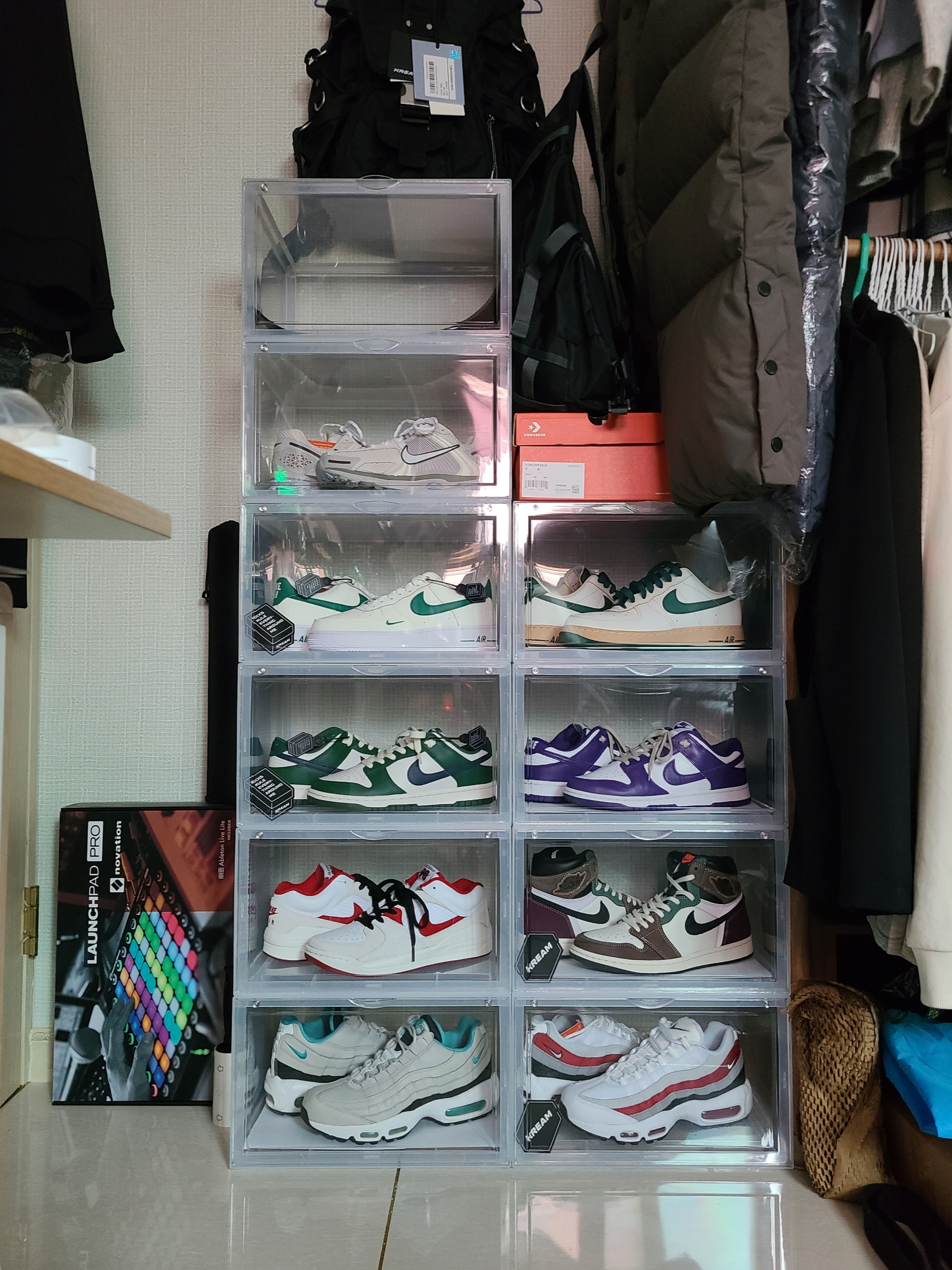 Nike Zoom Vomero 5 SE Light Orewood Brown, Nike Air Force 1 '07 LV8 40th Anniversary Join Forces Sail Malachite 착용 스타일 - 3