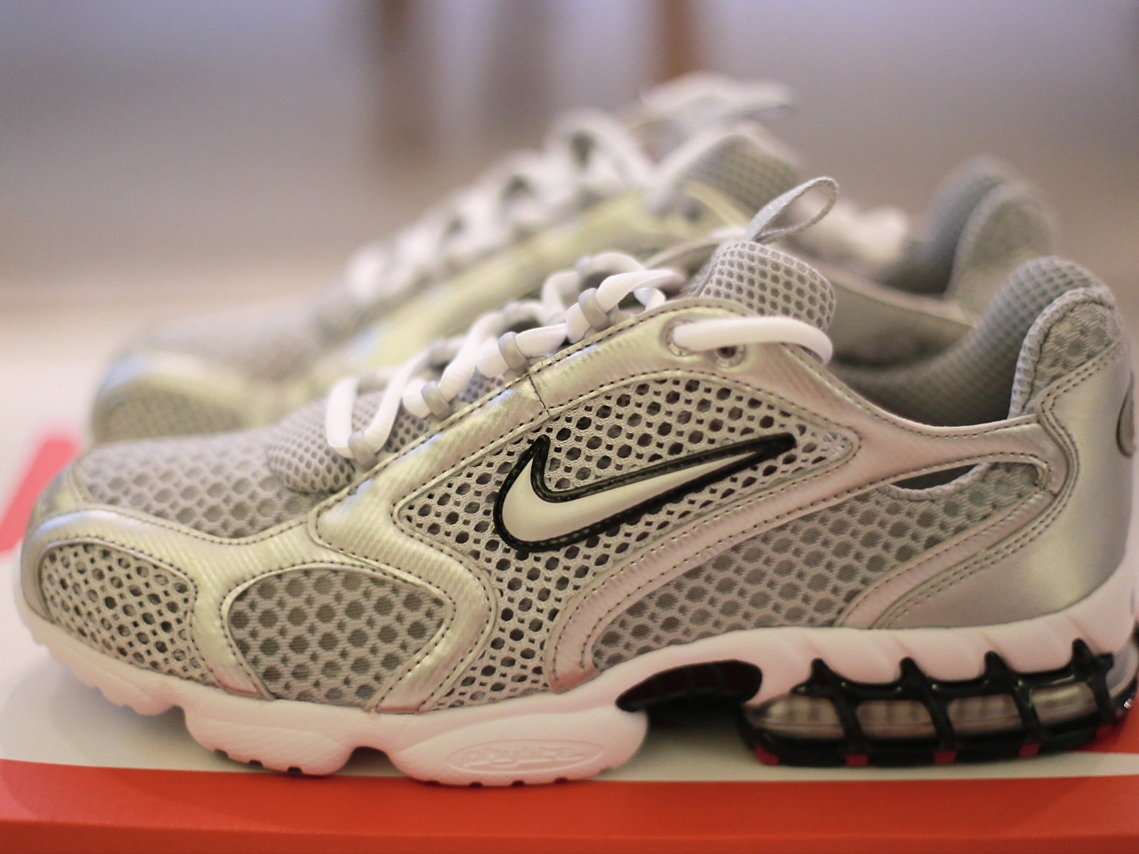 Nike Air Zoom Spiridon Cage 2 Metallic Silver 착용 스타일 - 1