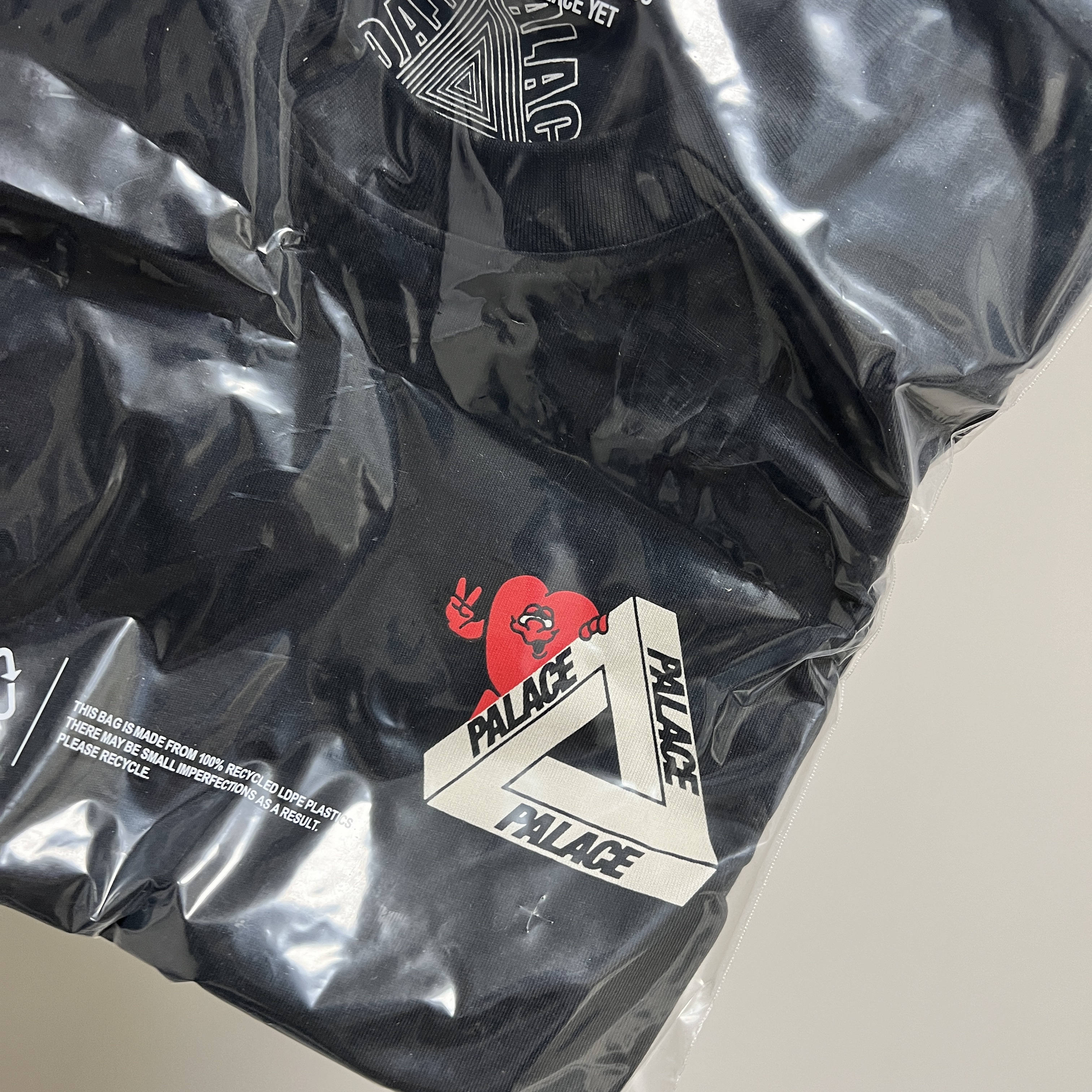 Palace Tri-Hearts T-Shirt Black - 24SS 착용 스타일