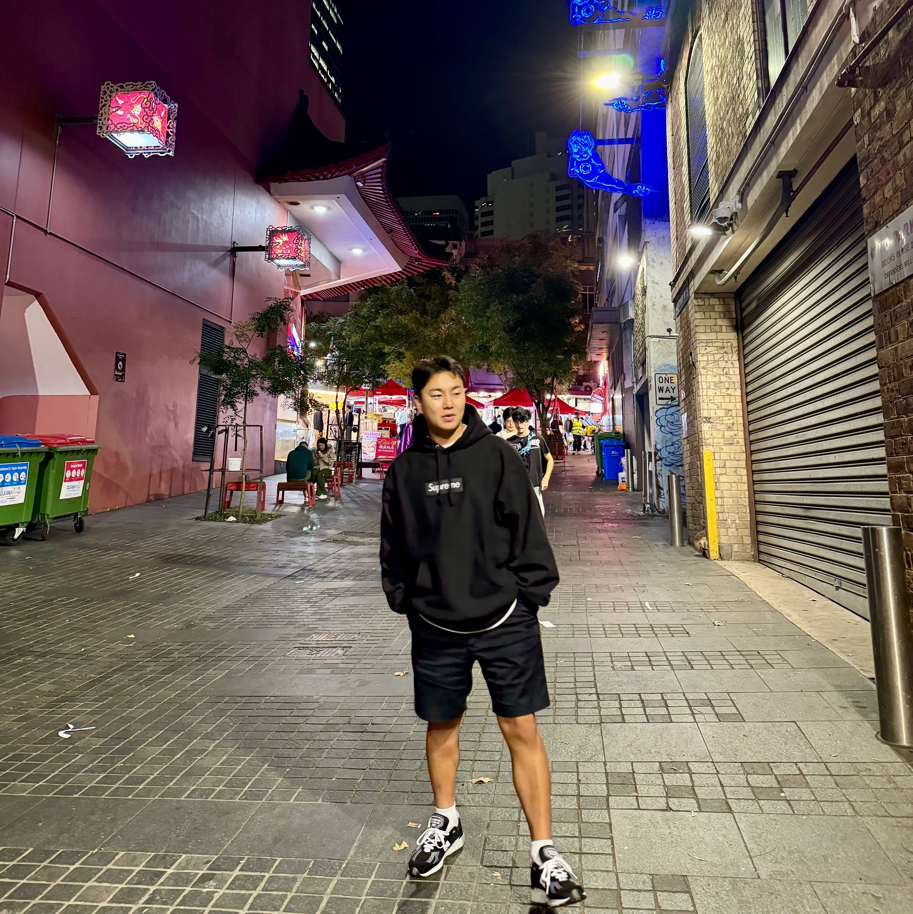 Supreme Box Logo Hooded Sweatshirt Black - 23FW, New Balance 991v2 Made in UK Black 착용 스타일 - 1