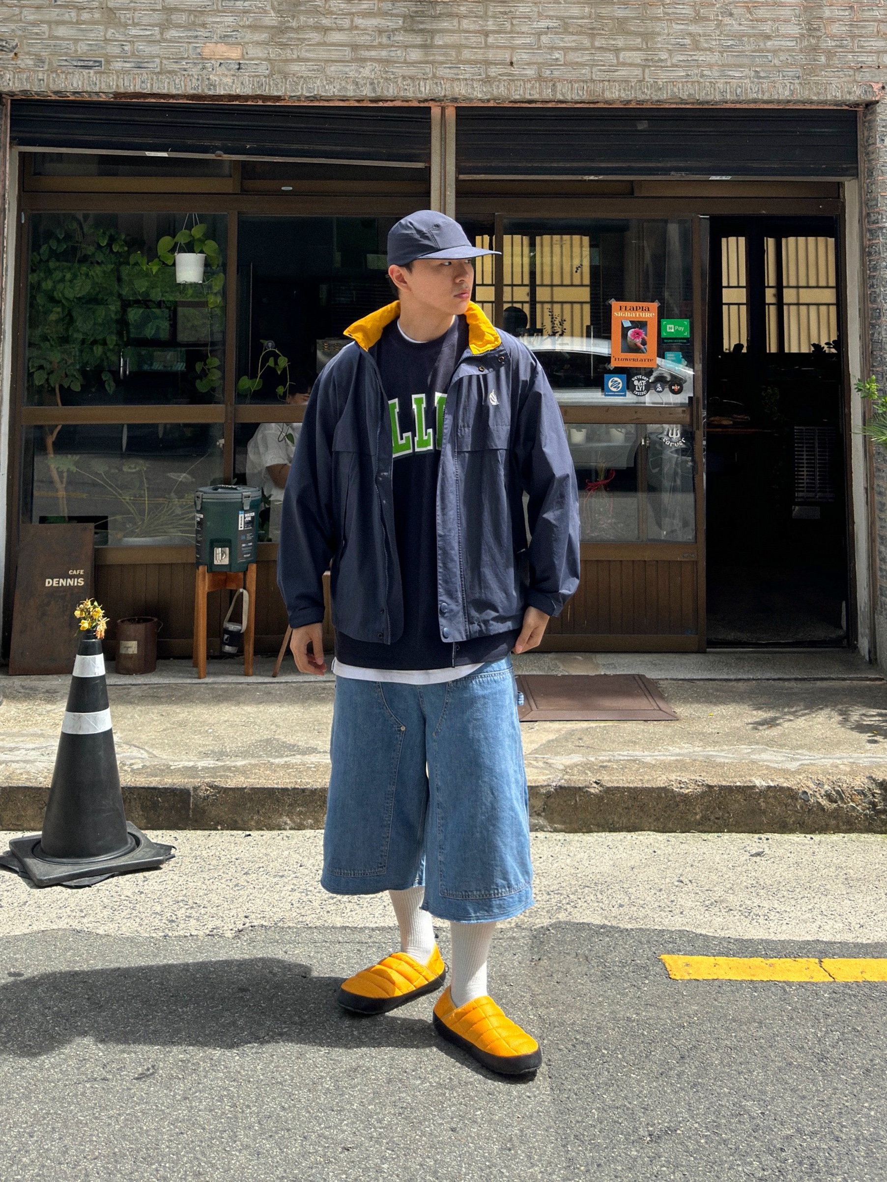 The North Face Thermoball Traction Mule V Summit Gold 착용 스타일 - 4