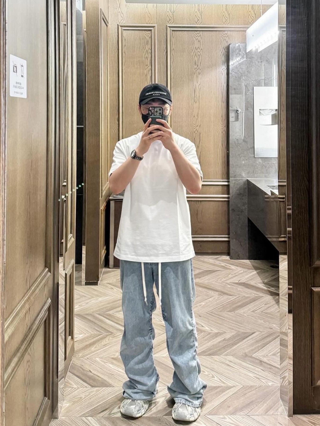 Wooyoungmi White Embroidered Logo Ball Cap Black, Wooyoungmi Flower Print T-Shirt White - 24SS 착용 스타일 - 1