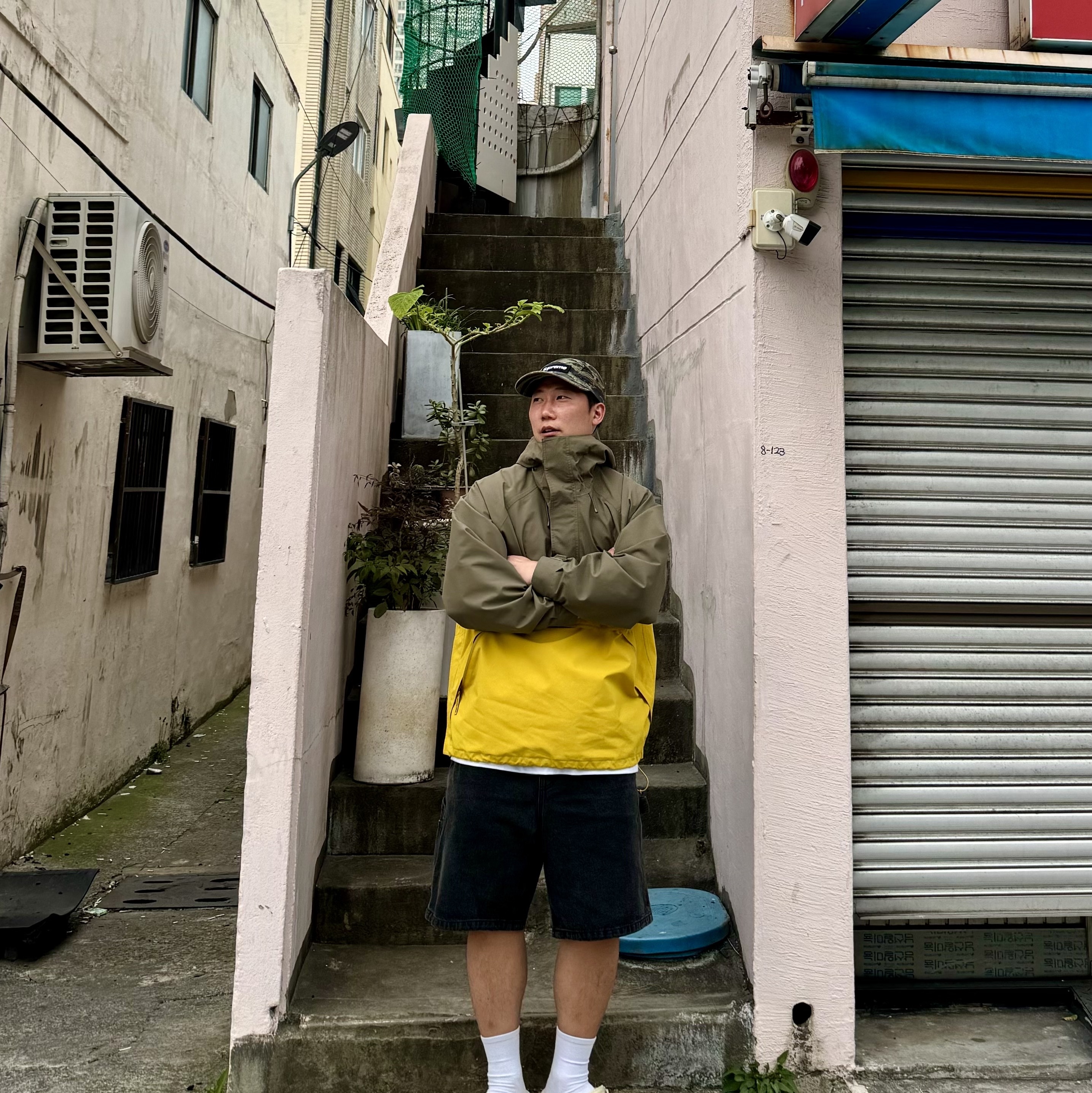 Supreme Gore-Tex Anorak Yellow - 24SS, Supreme Military Camp Cap Olive Tiger Camo - 24SS 착용 스타일