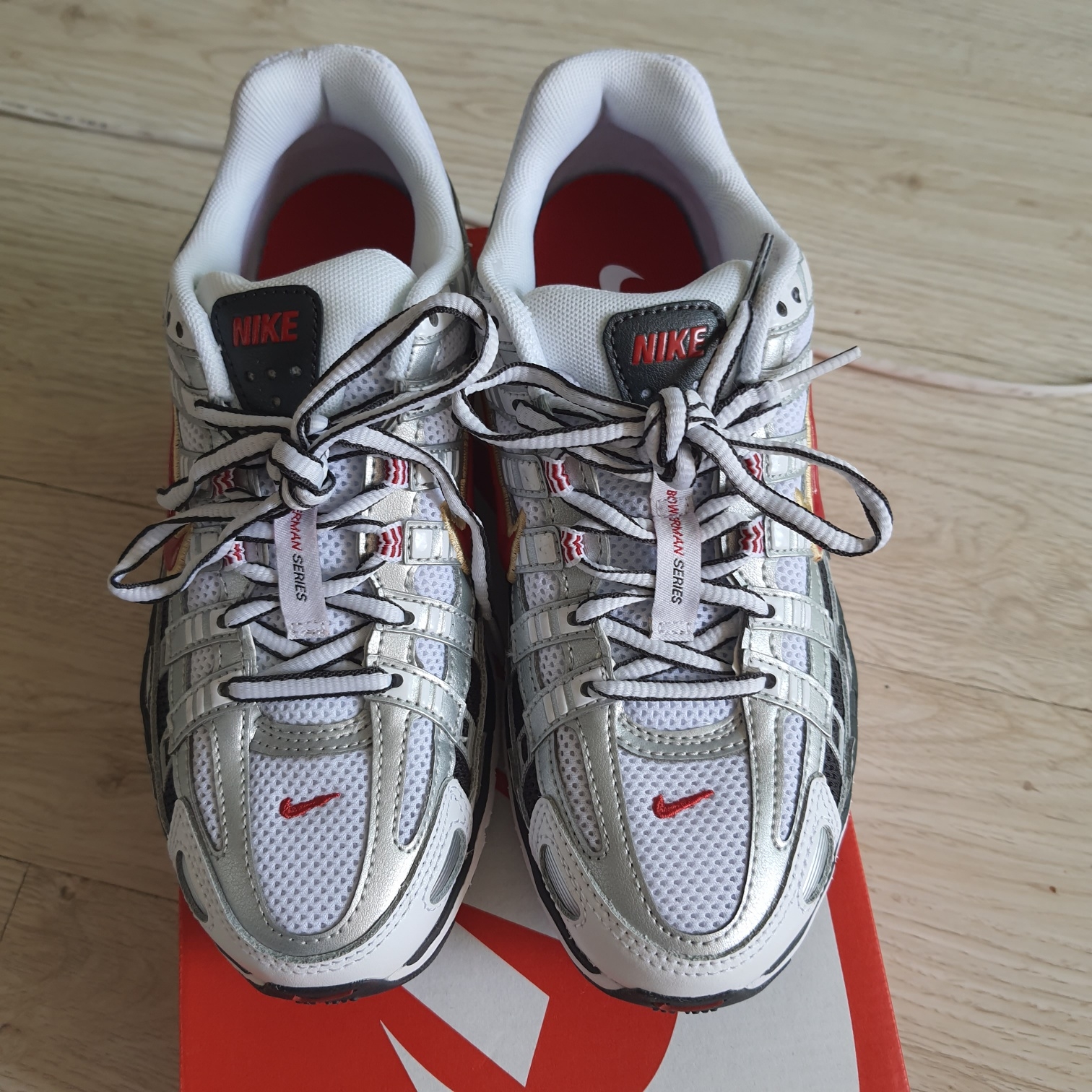 (W) Nike P-6000 Metallic Silver Red 착용 스타일 - 2