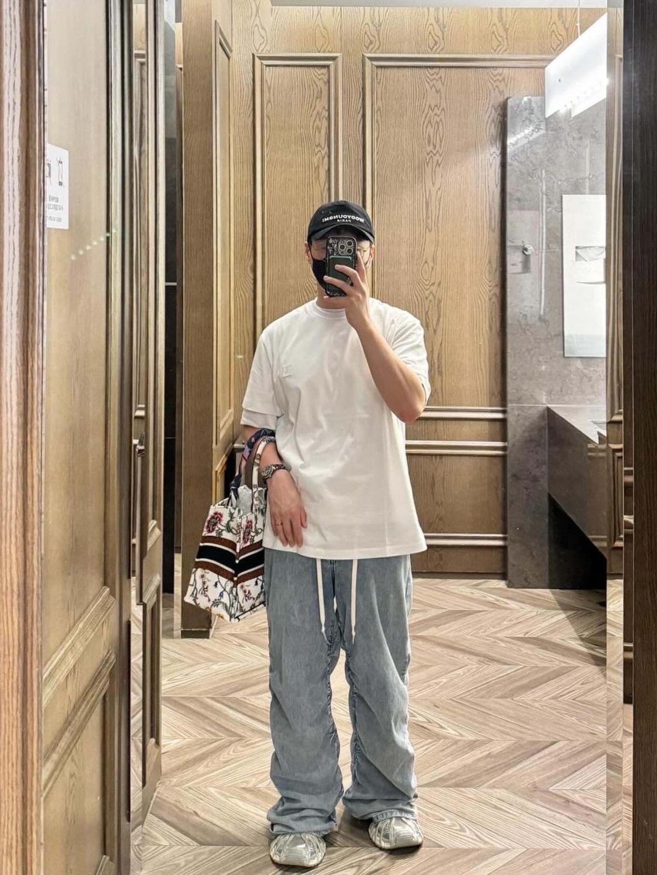Wooyoungmi White Embroidered Logo Ball Cap Black, Wooyoungmi Flower Print T-Shirt White - 24SS 착용 스타일 - 3