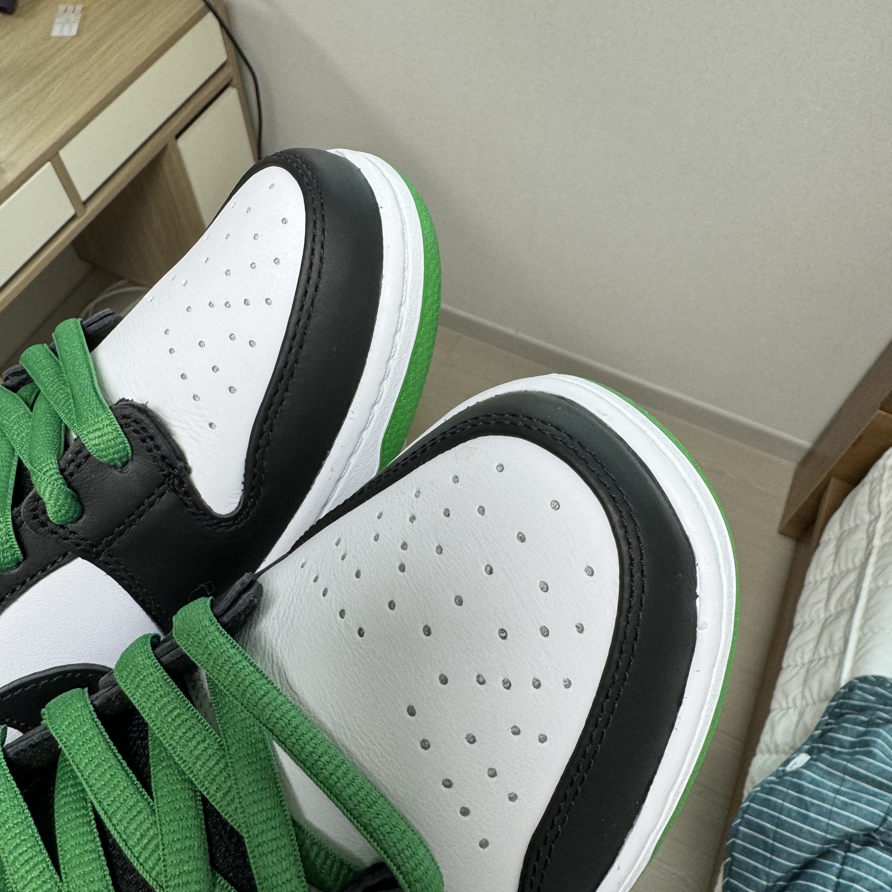 Nike SB Dunk Low Pro Black and Classic Green 착용 스타일