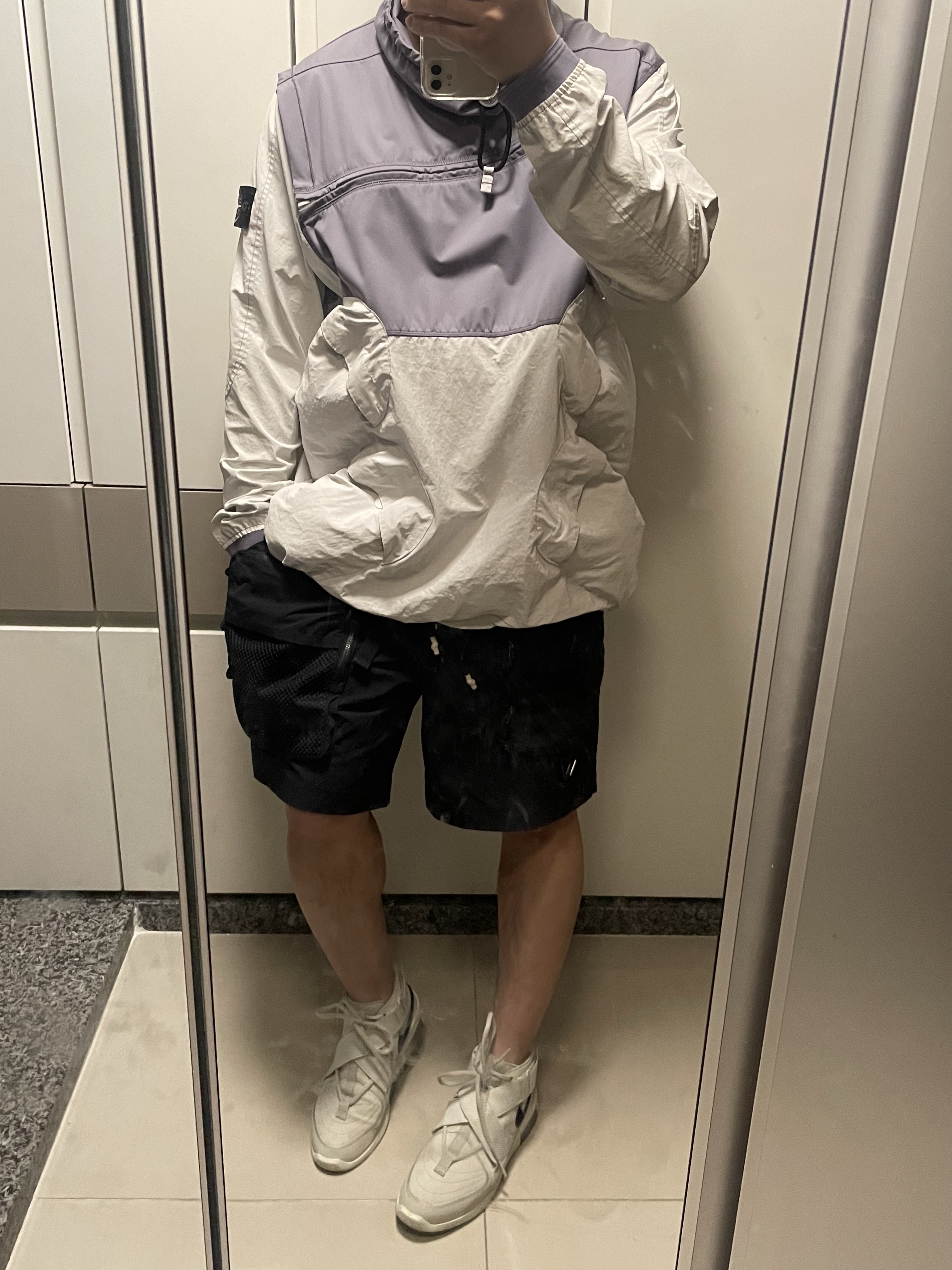 Nike x Fear of God Air Fear of God Raid Light Bone, Nike ACG Snowgrass Cargo Shorts Velvet Brown - Asia 착용 스타일
