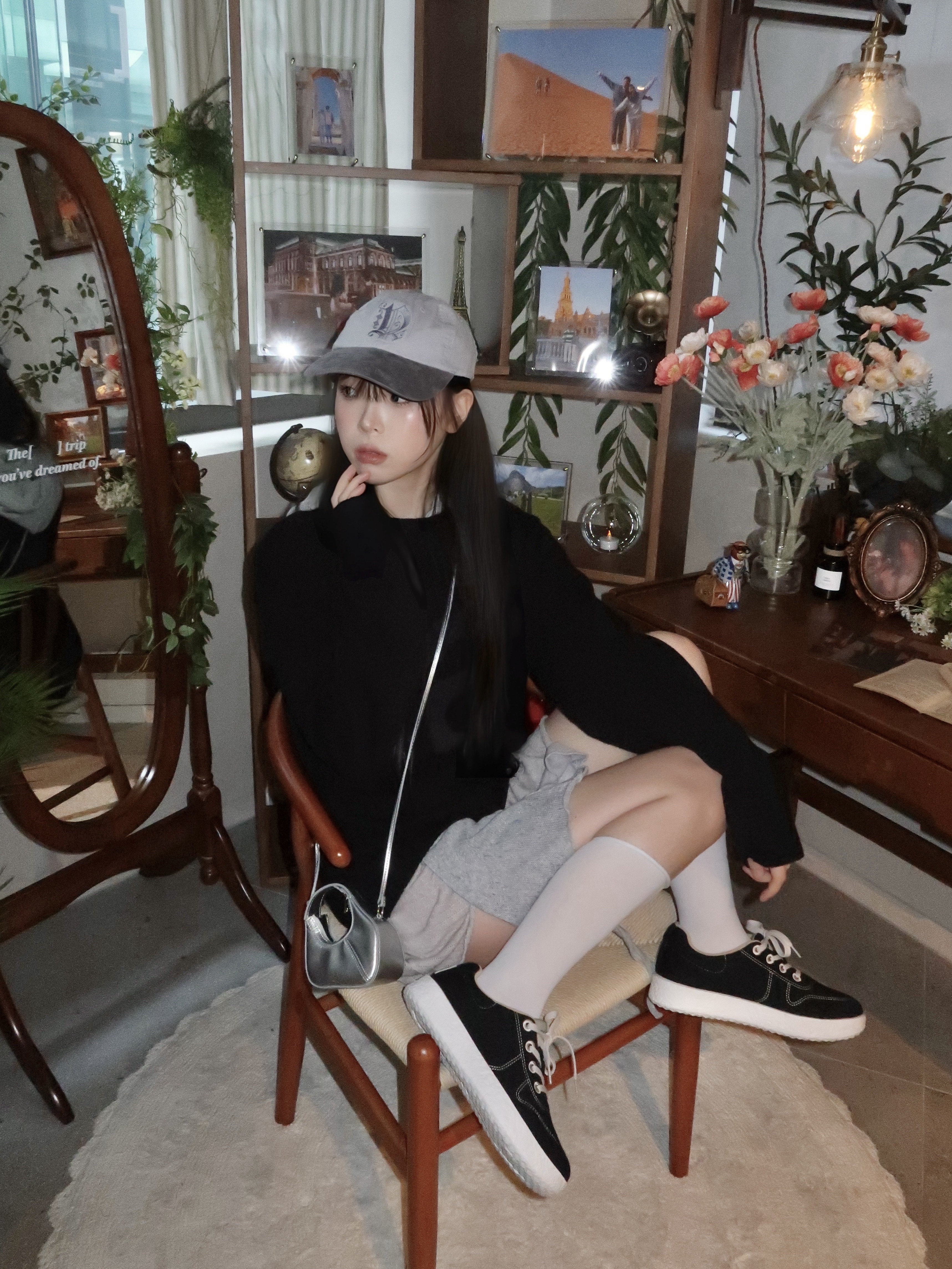 [KREAM 단독] Safarispot Basic Safari Knit Black, STUDIOTABLE Crepe Mini Bag Silver 착용 스타일 - 3
