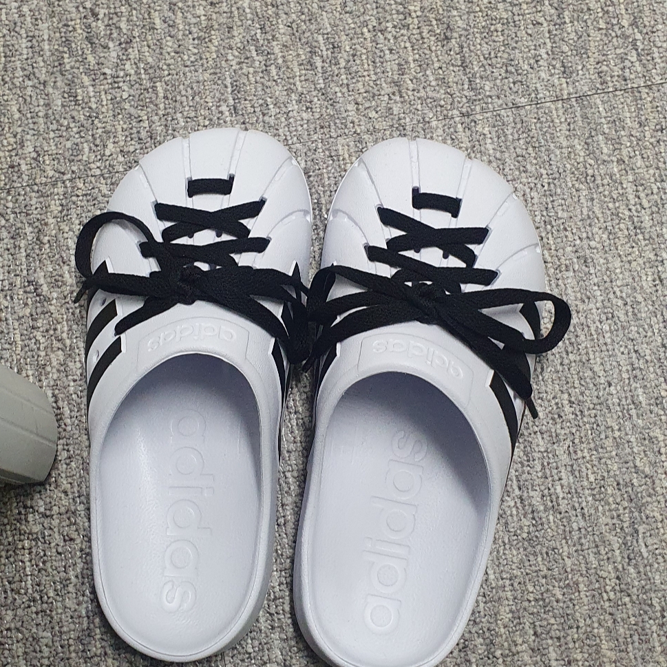 Adidas Adilette Clog White Black 착용 스타일 - 2