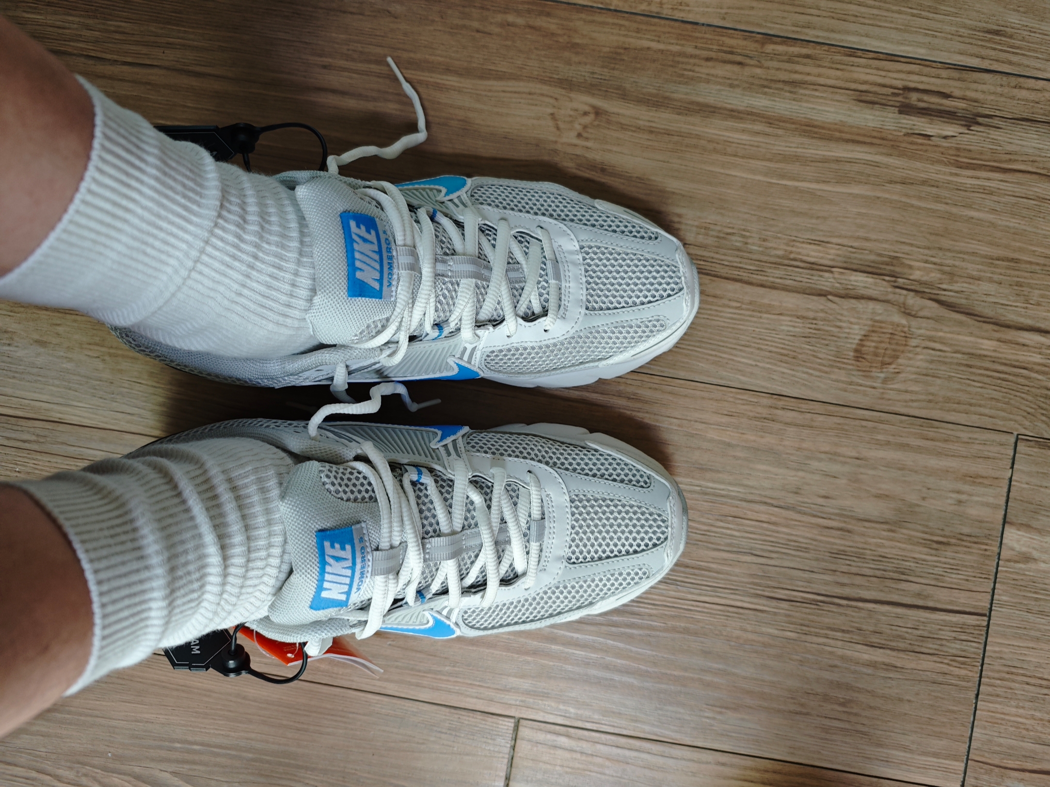 Nike Zoom Vomero 5 Photon Dust and University Blue 착용 스타일 - 3