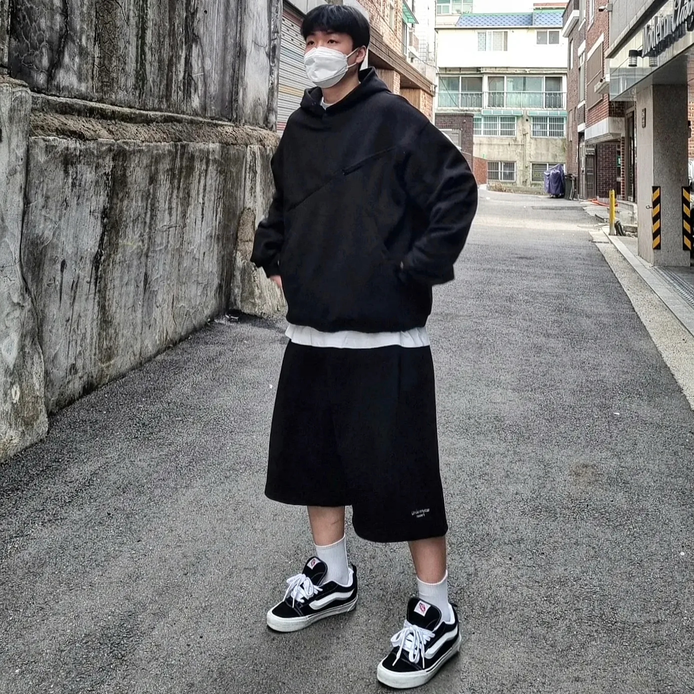 Vans Knu-Skool Black True White, Undermycar Mu.16 Anti Fxxking Logo Play Oversized One Tuck Sweat Shorts Black 착용 스타일 - 2