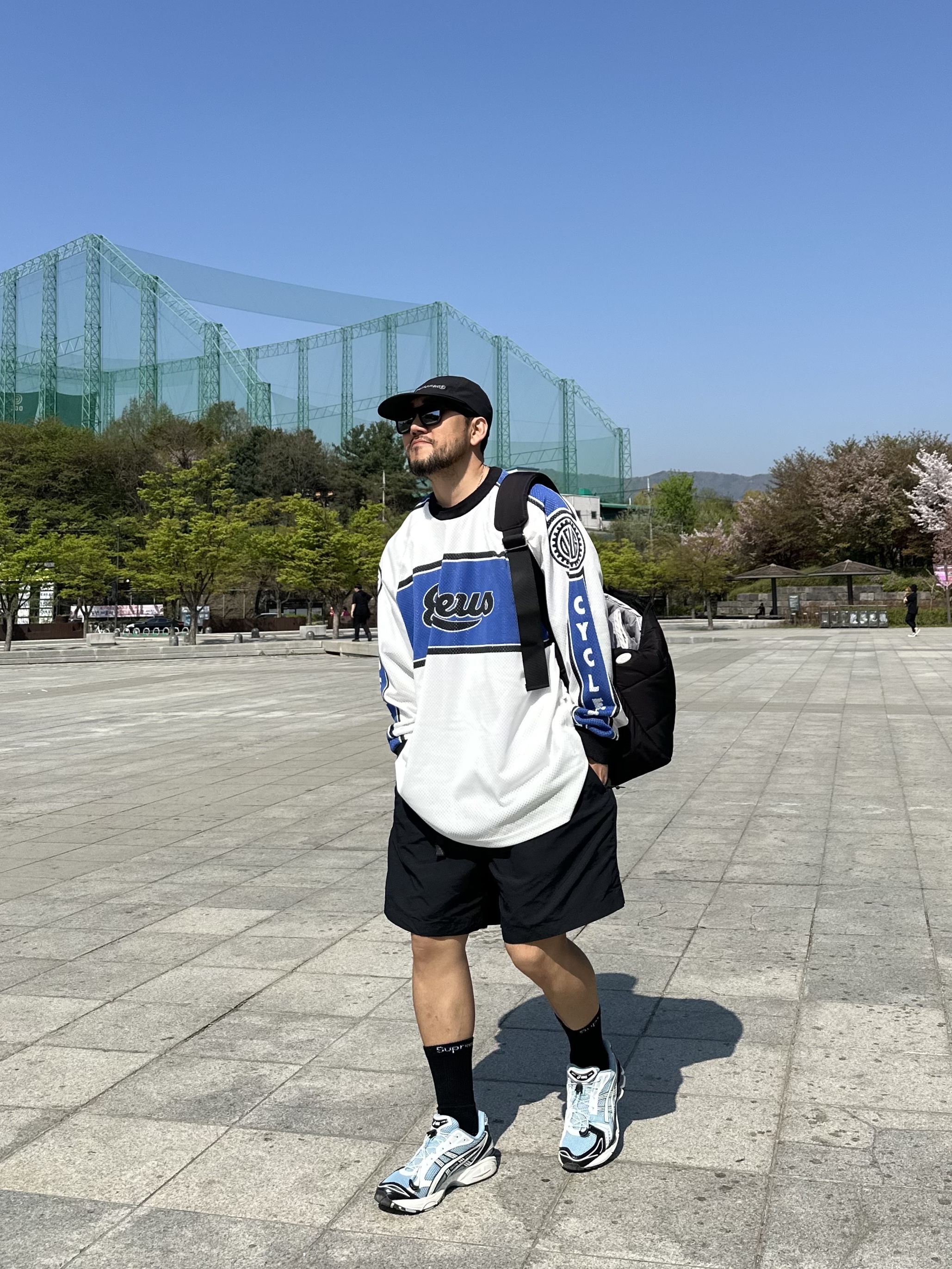 Asics Unlimited Gel-Kayano 14 Mist Cream, Supreme Hanes Crew Socks Black (4 Pack) 착용 스타일 - 1