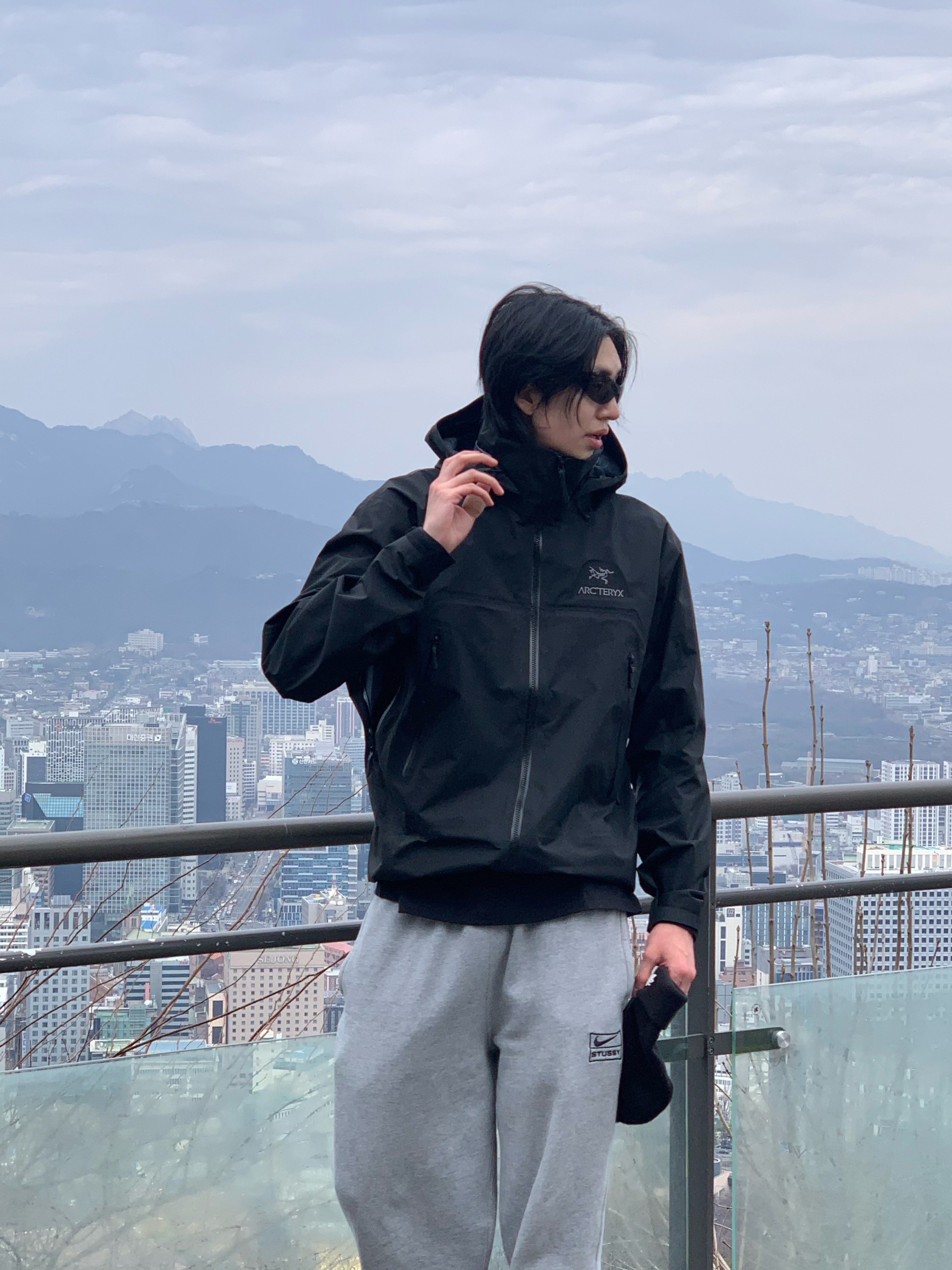 Arc'teryx Beta AR Jacket Black, Nike x Stussy NRG Fleece Pants Dark Grey Heather (DO9340-063) 착용 스타일 - 2