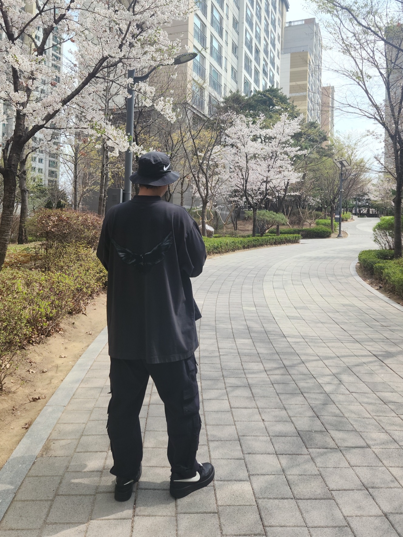 Nike x Stussy Bucket Hat Black, Yeezy Gap Engineered By Balenciaga Dove Long Sleeve T-Shirt Black 착용 스타일 - 1