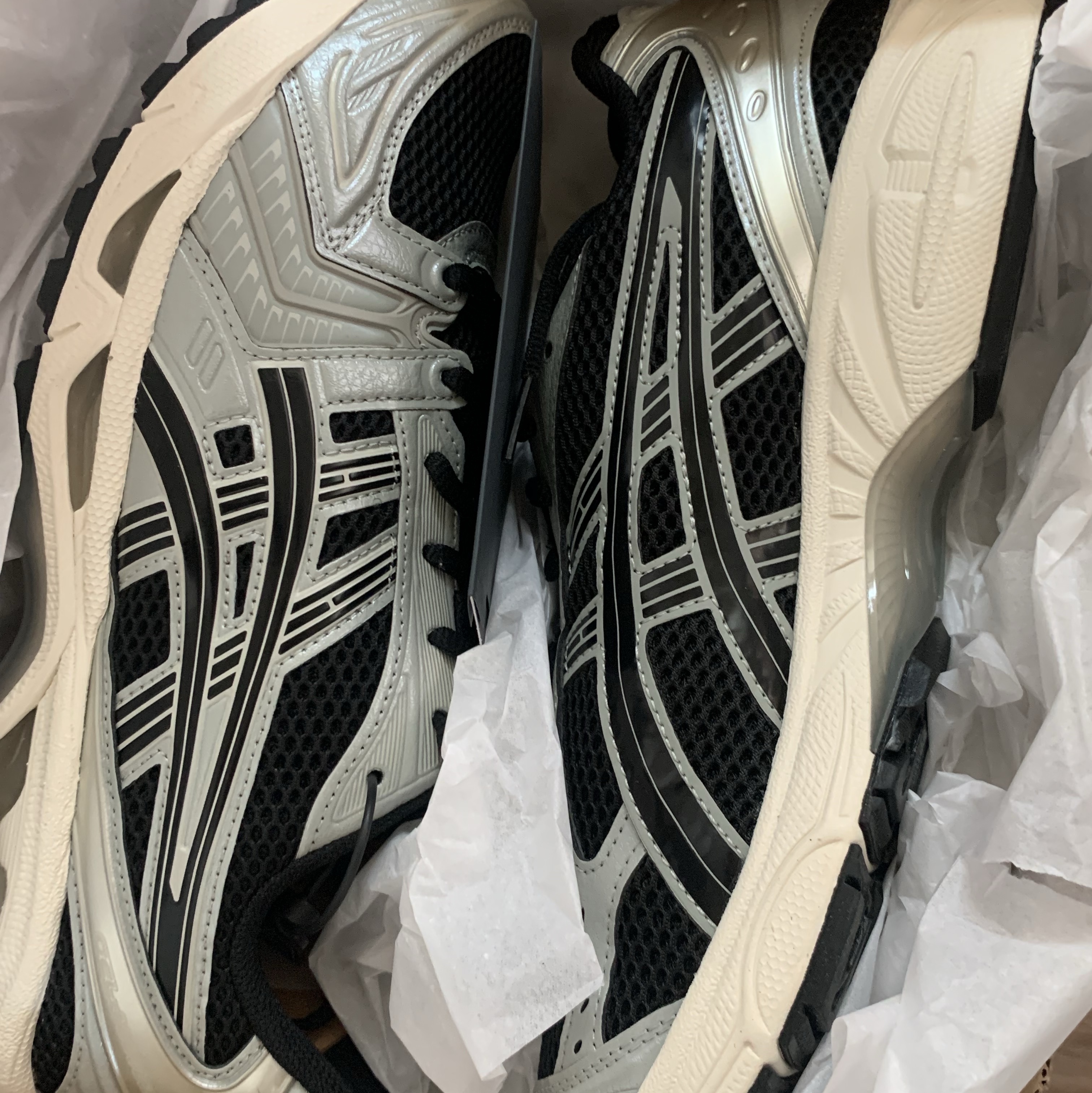 Asics Gel-Kayano 14 Black Seal Grey 착용 스타일