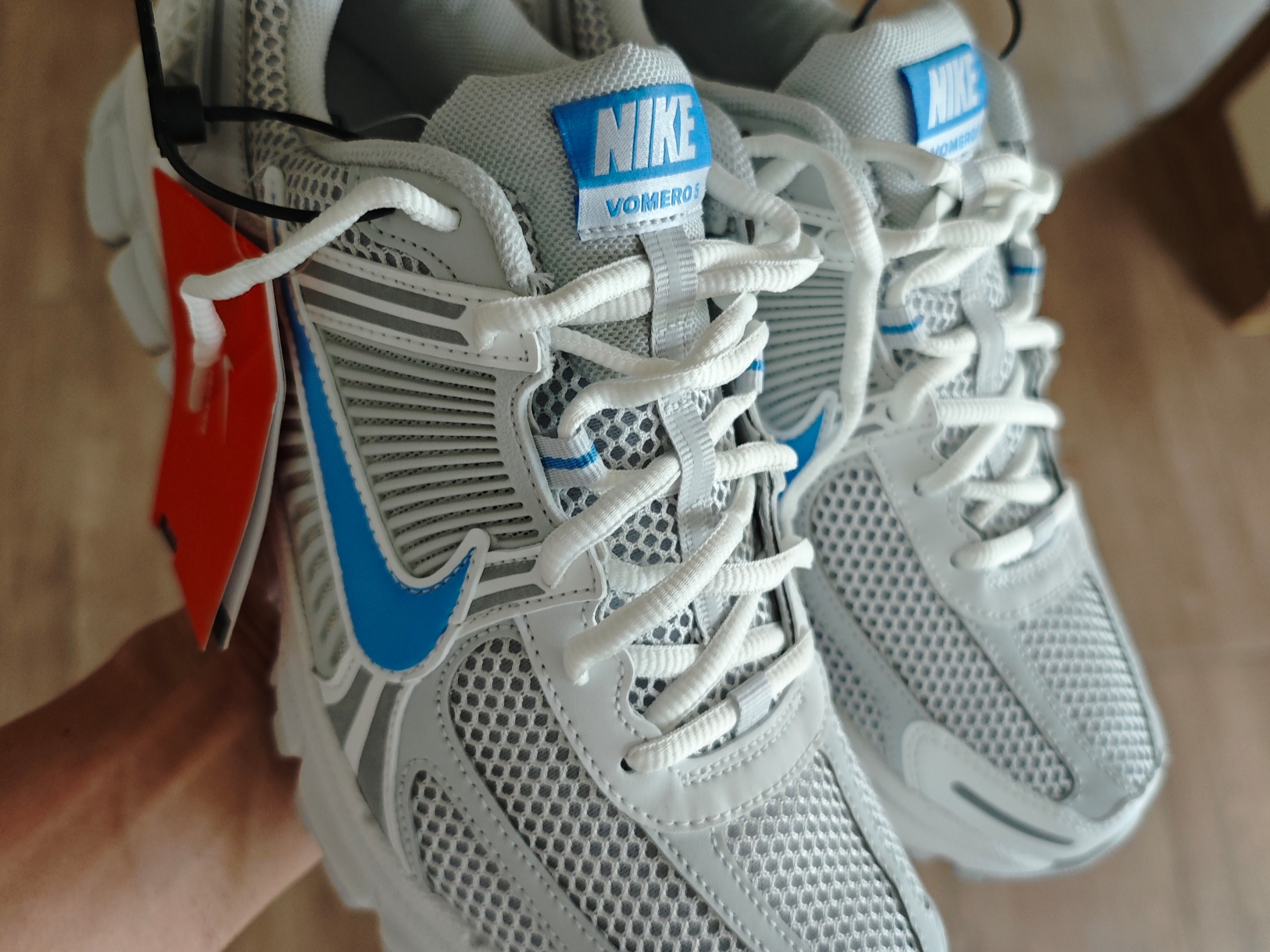 Nike Zoom Vomero 5 Photon Dust and University Blue 착용 스타일 - 7