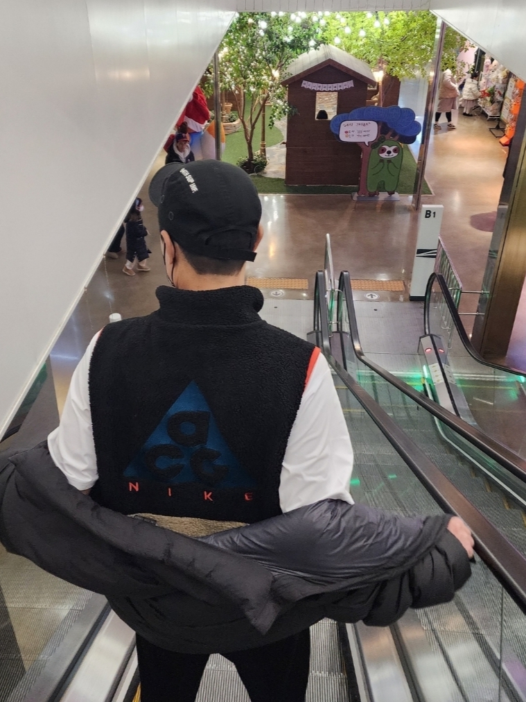 Nike ACG Vest Black Parachute Beige Geode Teal - US/EU, Supreme Military Camp Cap Black - 21FW 착용 스타일