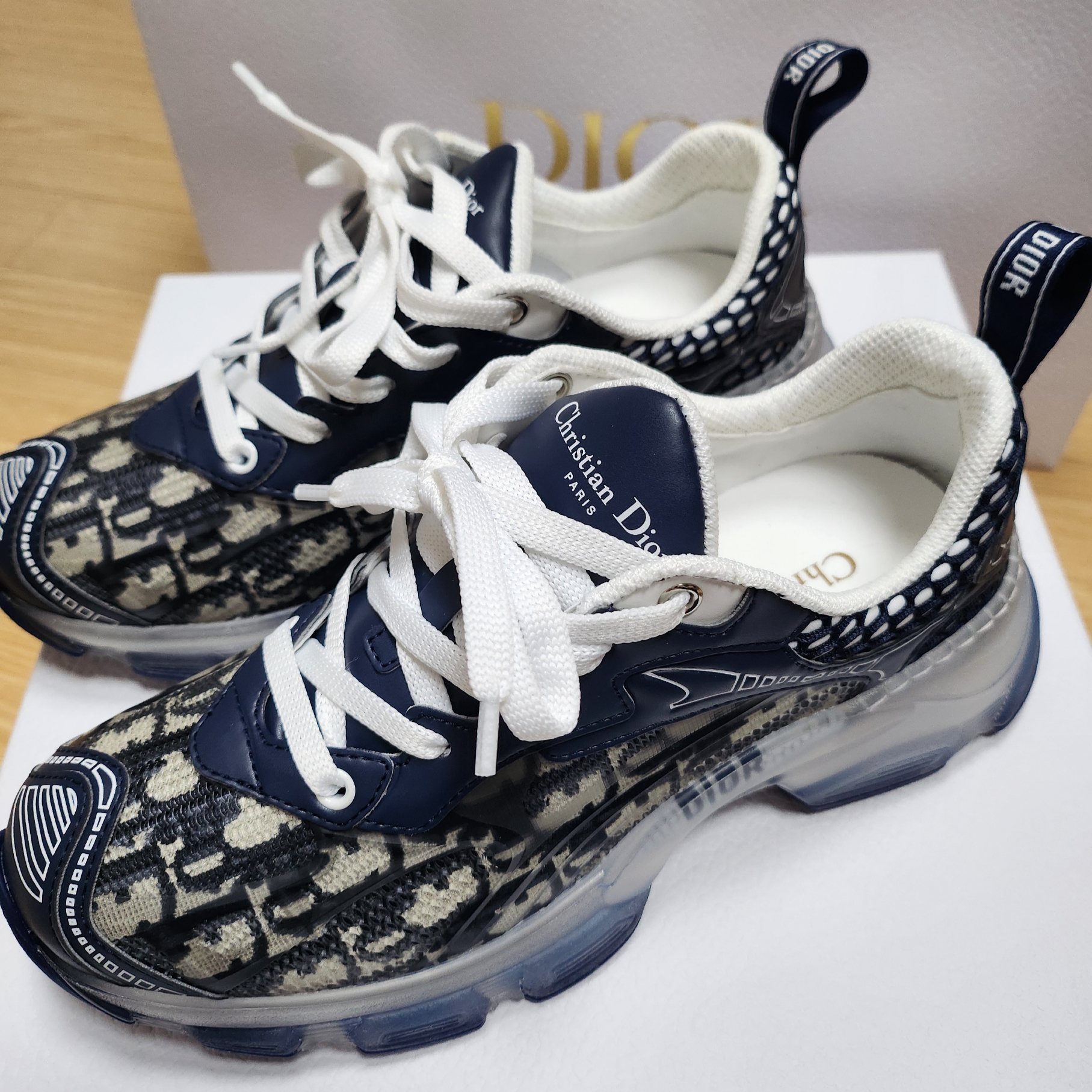 (W) Dior Vibe Sneakers Deep Blue Dior Oblique Technical Fabric Transparent Rubber 착용 스타일 - 2
