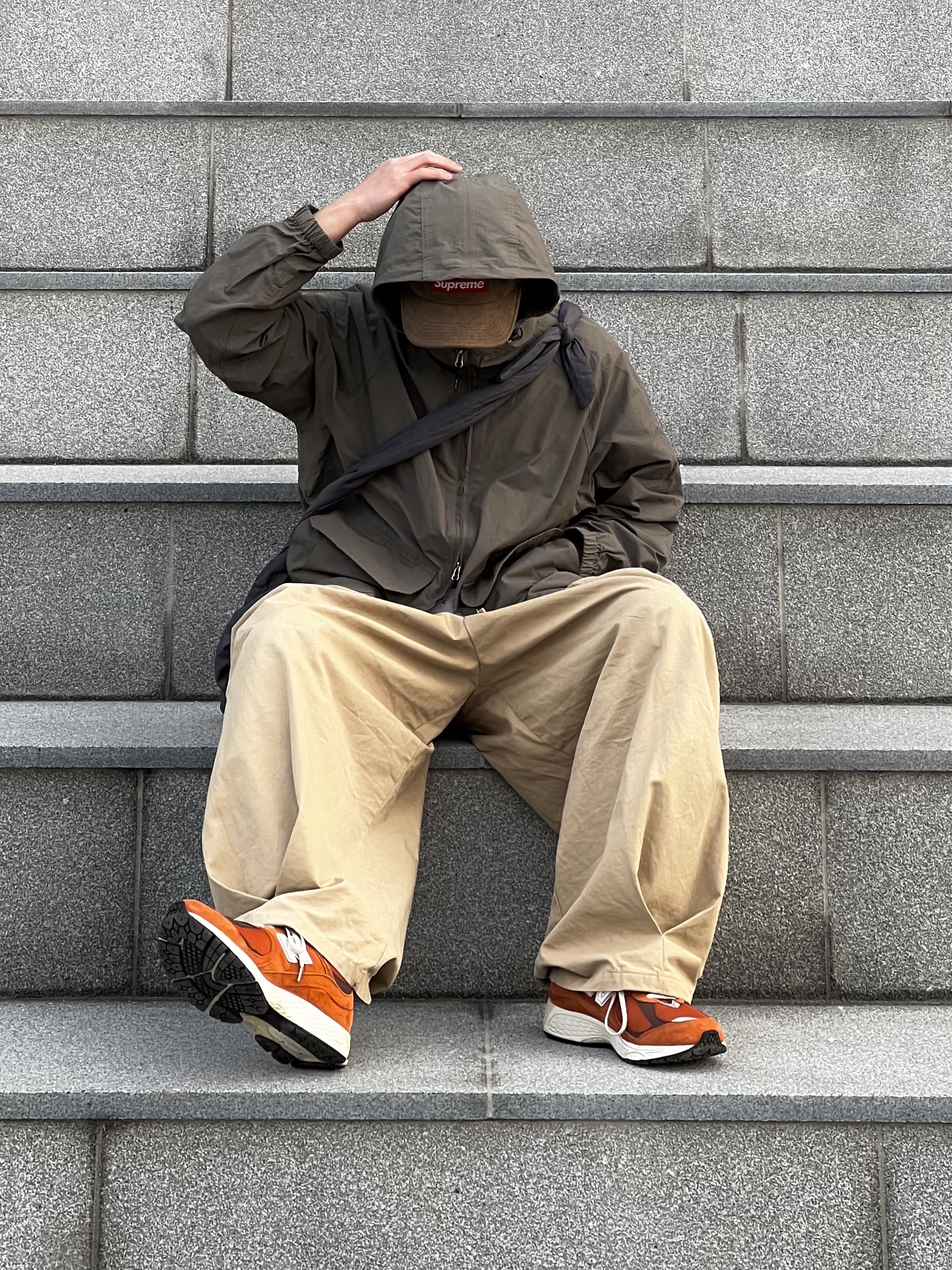 New Balance 2002R Rust Oxide 착용 스타일 - 4
