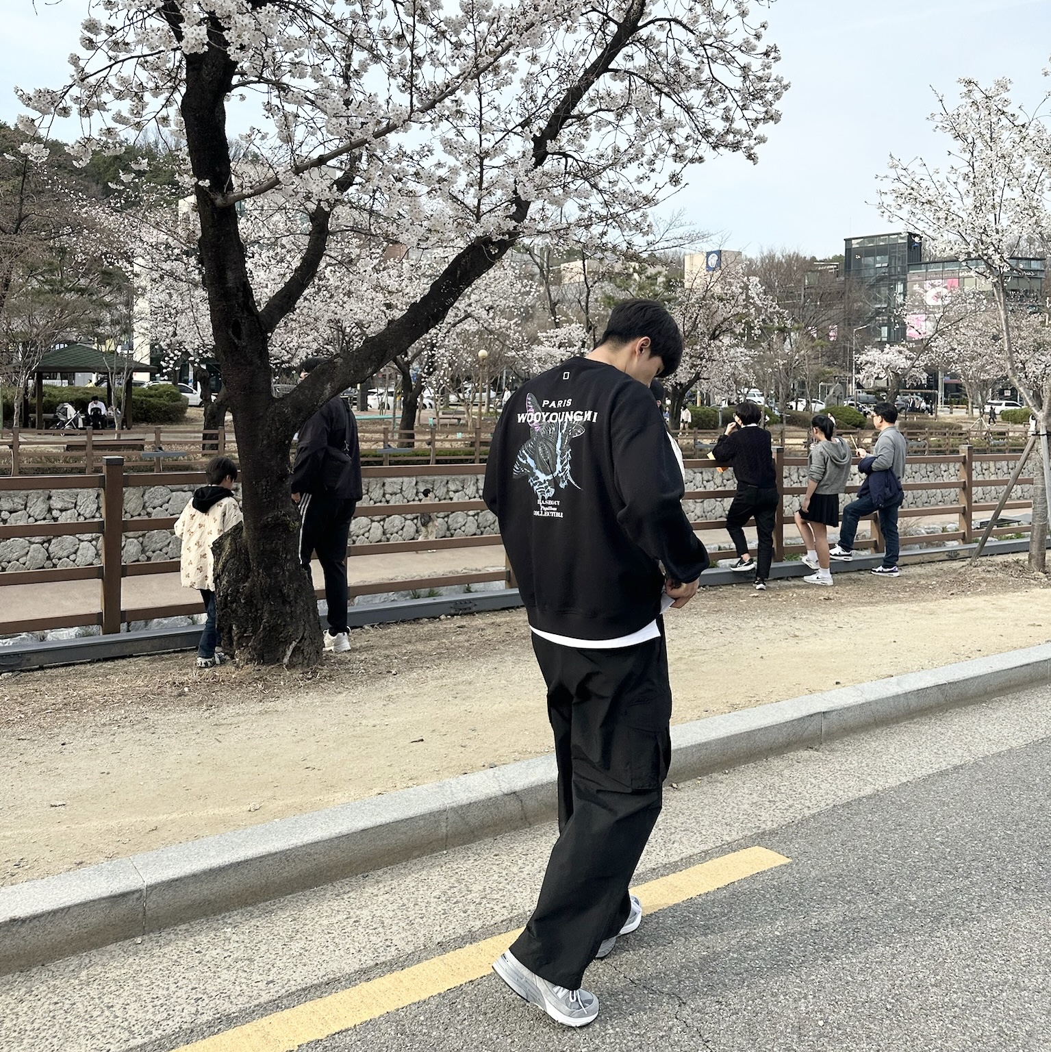 Wooyoungmi Butterfly Back Logo Sweatshirt Black - 23SS, New Balance 993 Made in USA Grey - D Standard 착용 스타일
