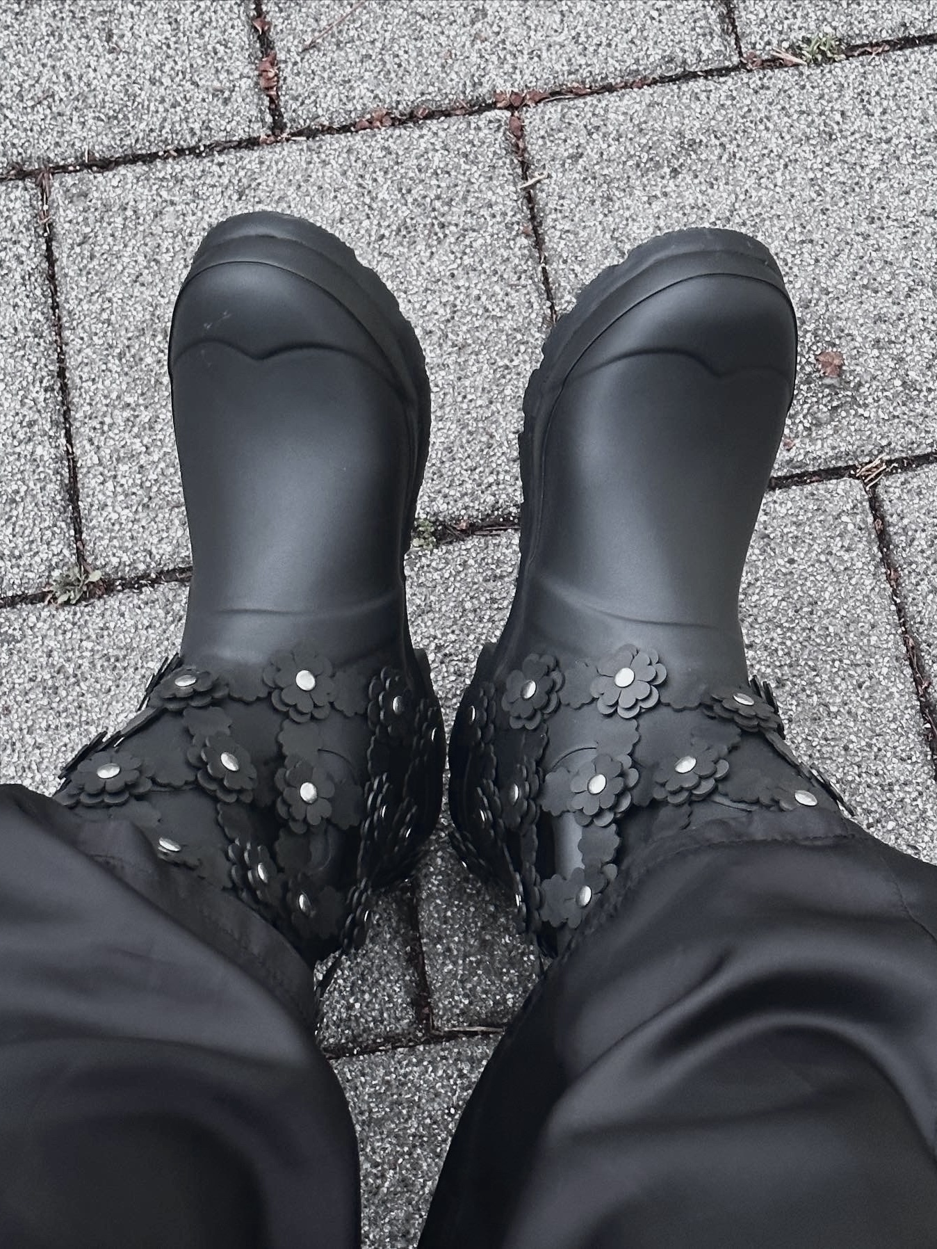 (W) Hunter x Noir Kei Ninomiya Floral Wellington Rain Boots Black 착용 스타일 - 2