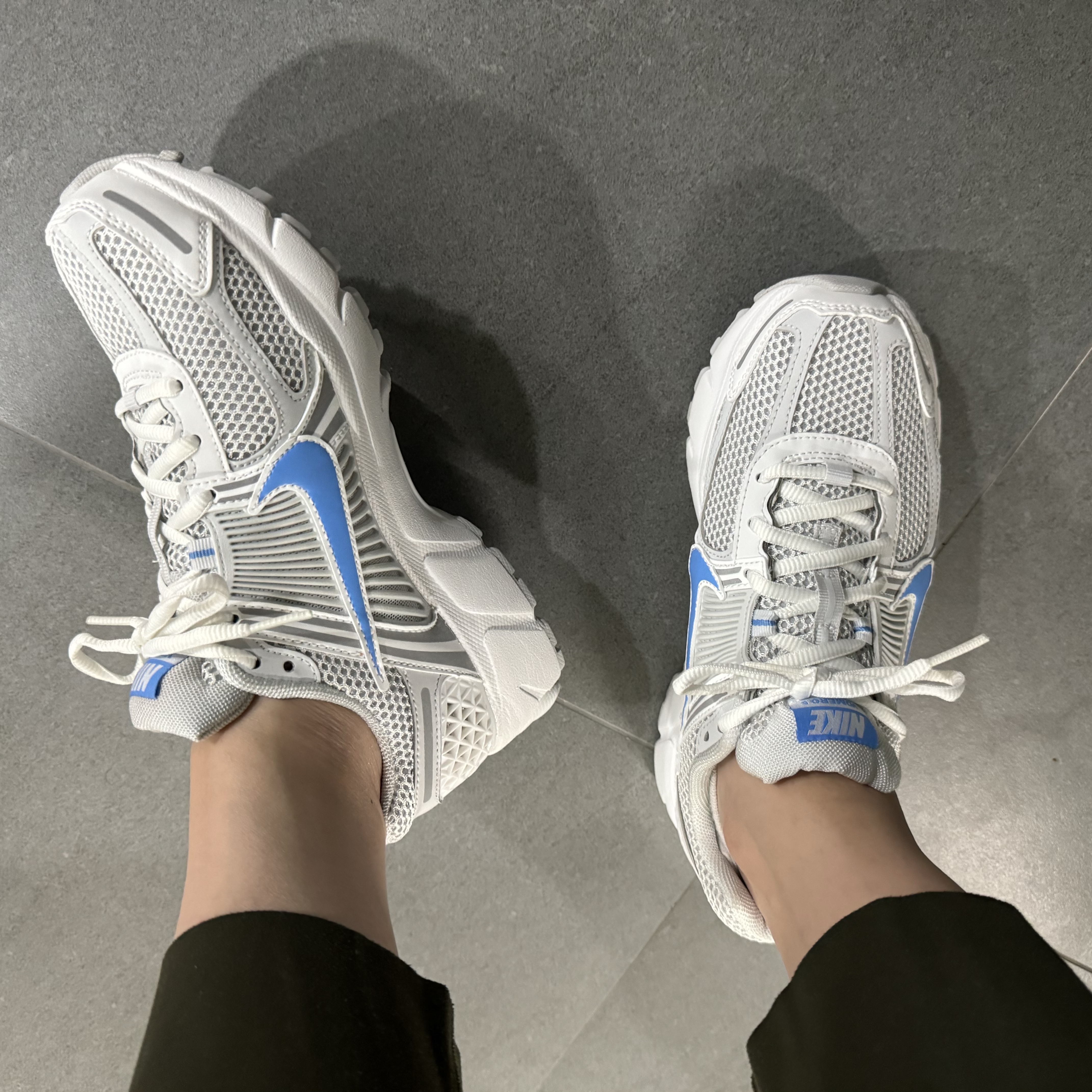 Nike Zoom Vomero 5 Photon Dust and University Blue 착용 스타일