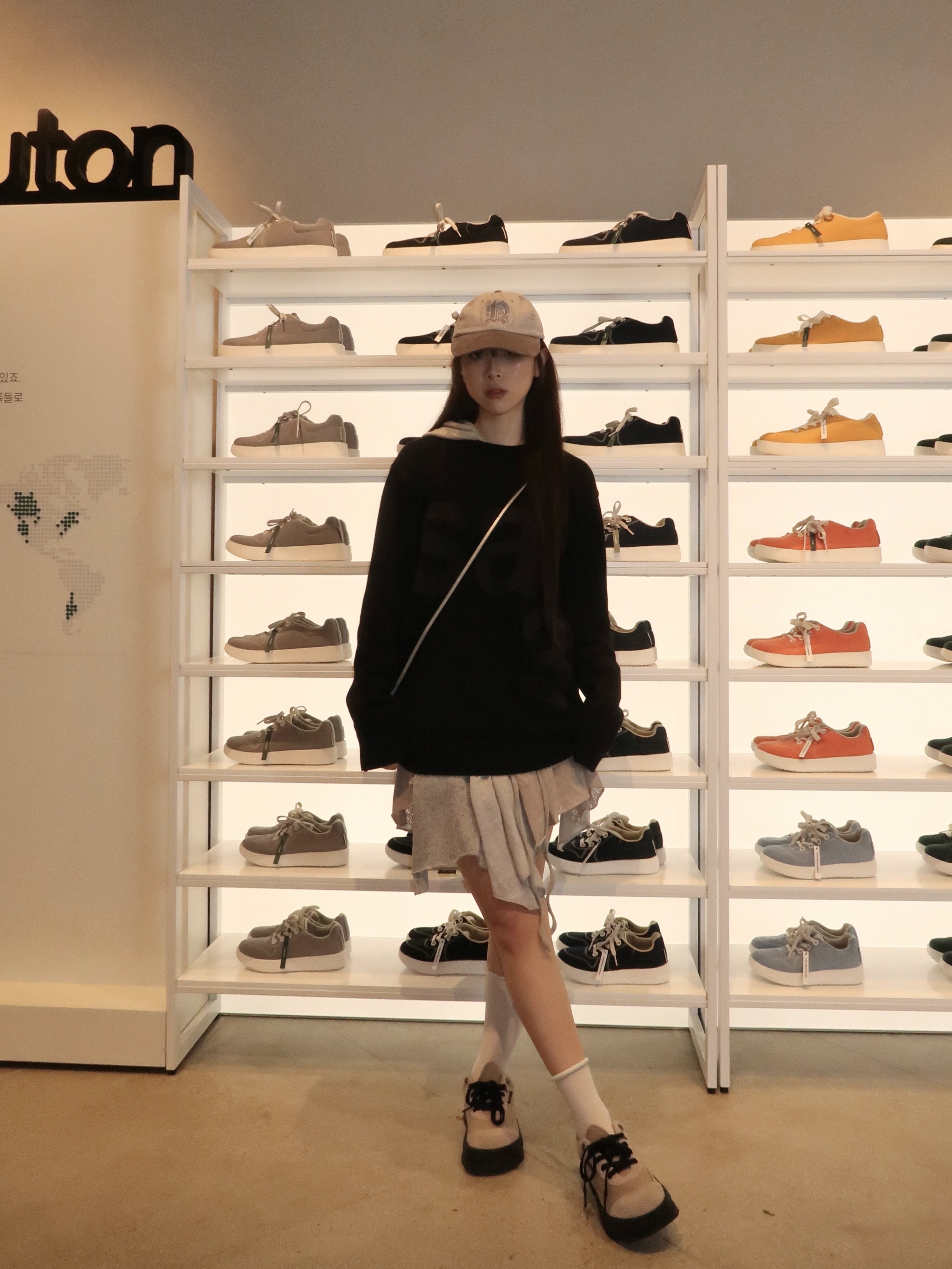 [KREAM 단독] Safarispot Basic Safari Knit Black, STUDIOTABLE Crepe Mini Bag Silver 착용 스타일 - 4