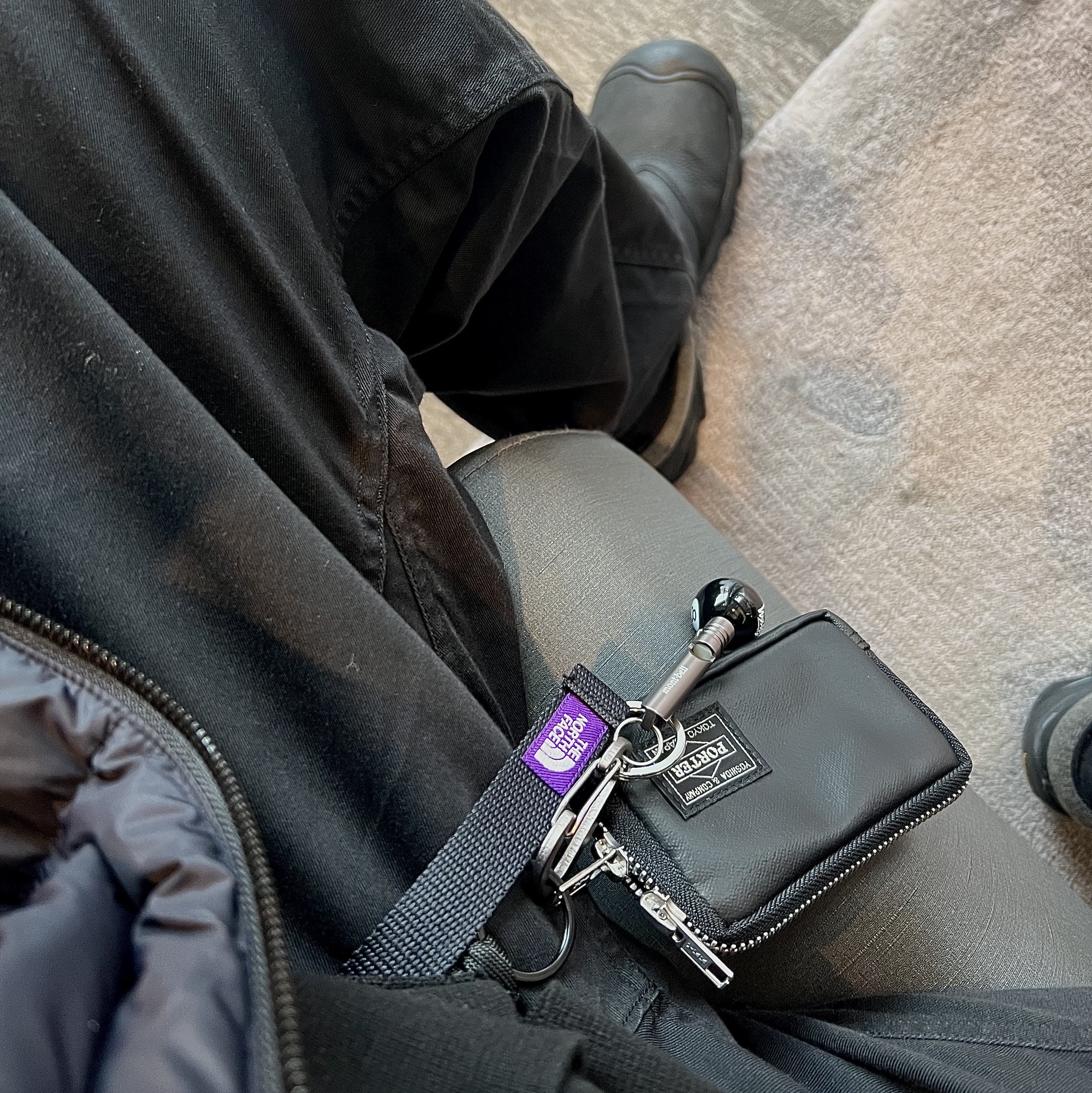Stussy 8 Ball Keychain Black, Porter Freestyle Multi Coin Case Black 착용 스타일