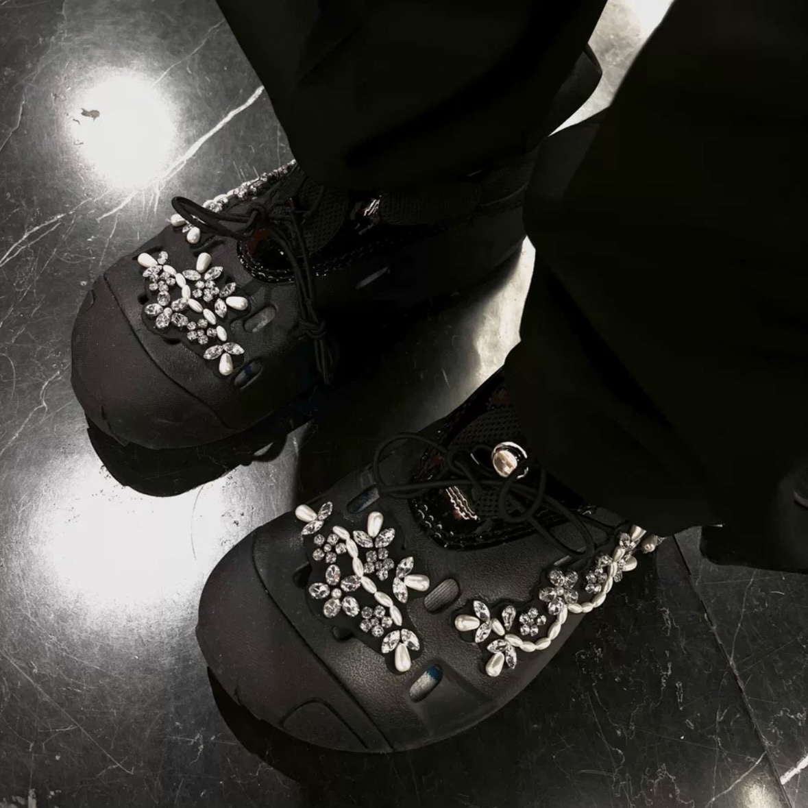(W) Crocs x Simone Rocha Quick Trail Low Black 착용 스타일