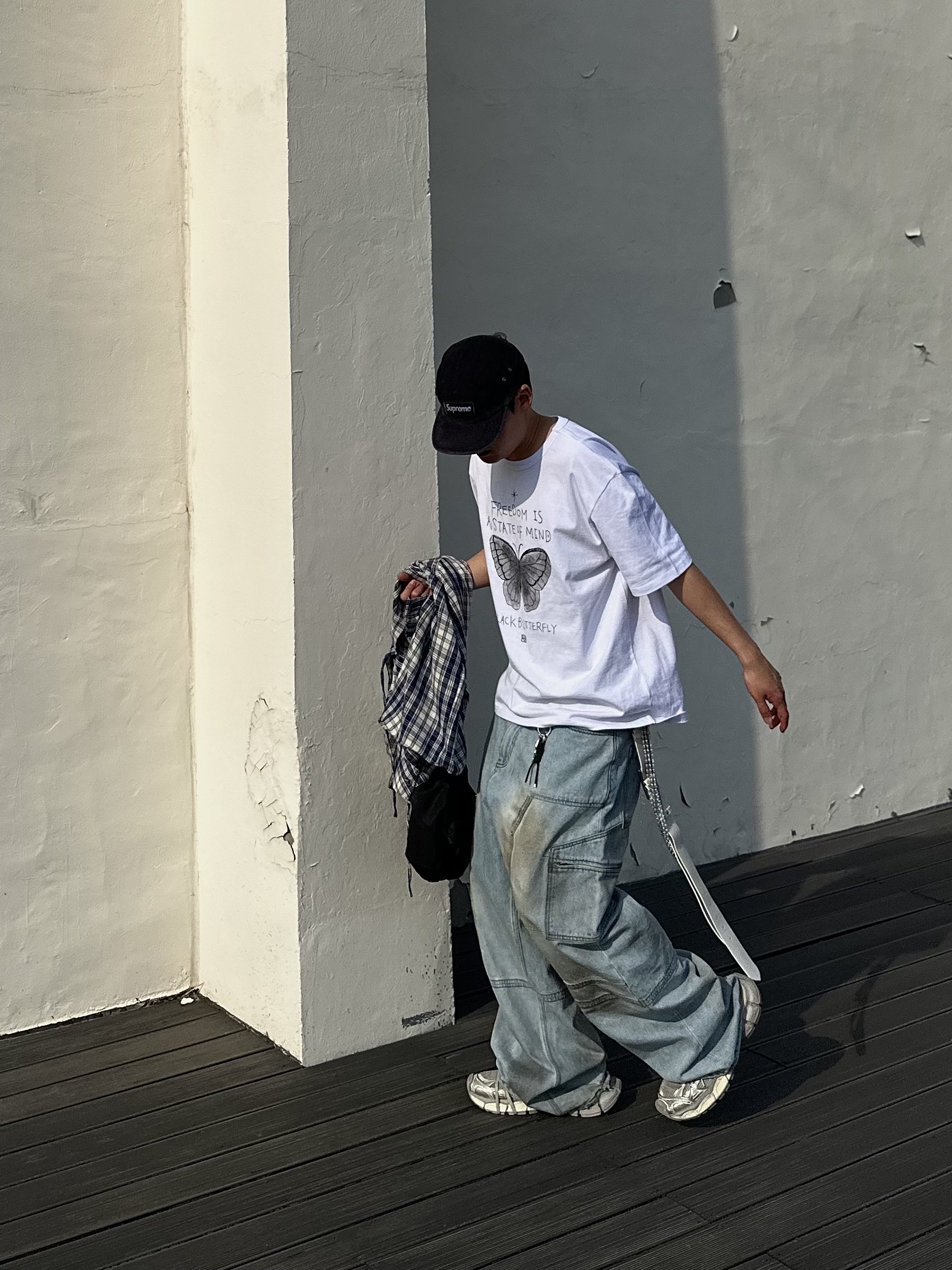 [KREAM 단독] Haleine Carpenter Cargo Dirty Washed Jean Light Blue, Balenciaga 3XL Sneakers Light Beige 착용 스타일 - 4