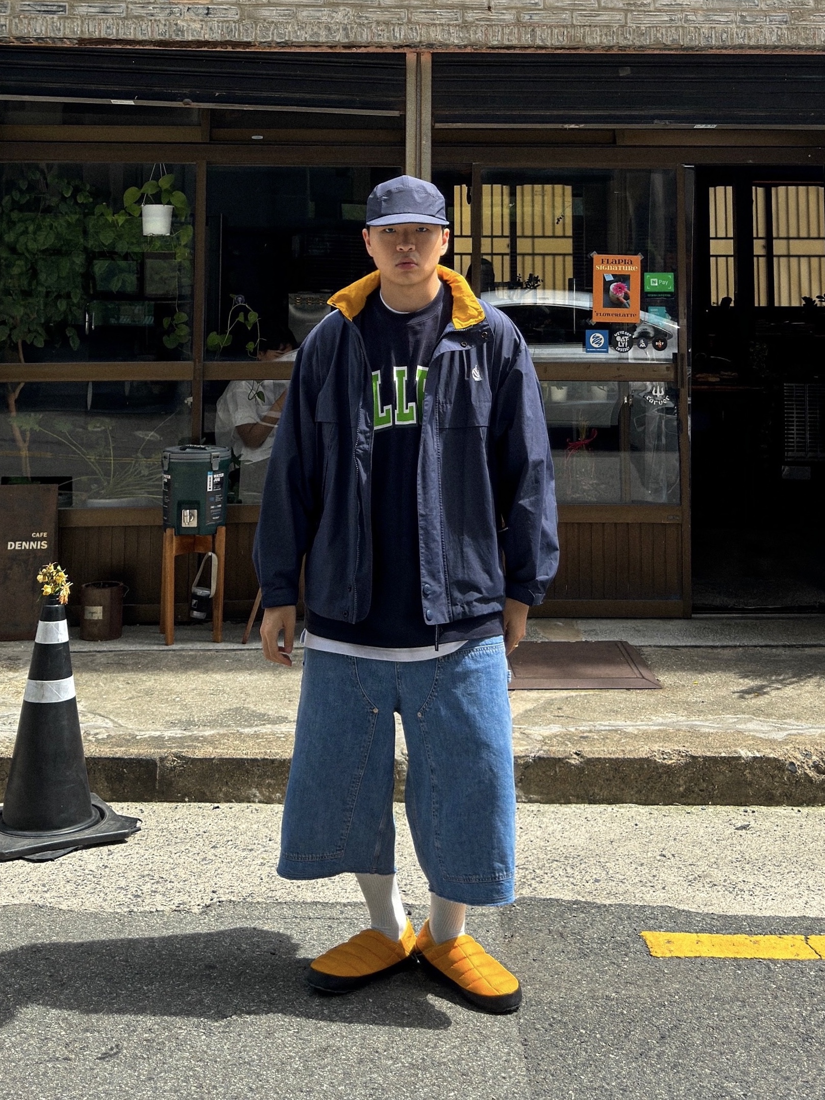 The North Face Thermoball Traction Mule V Summit Gold 착용 스타일 - 1